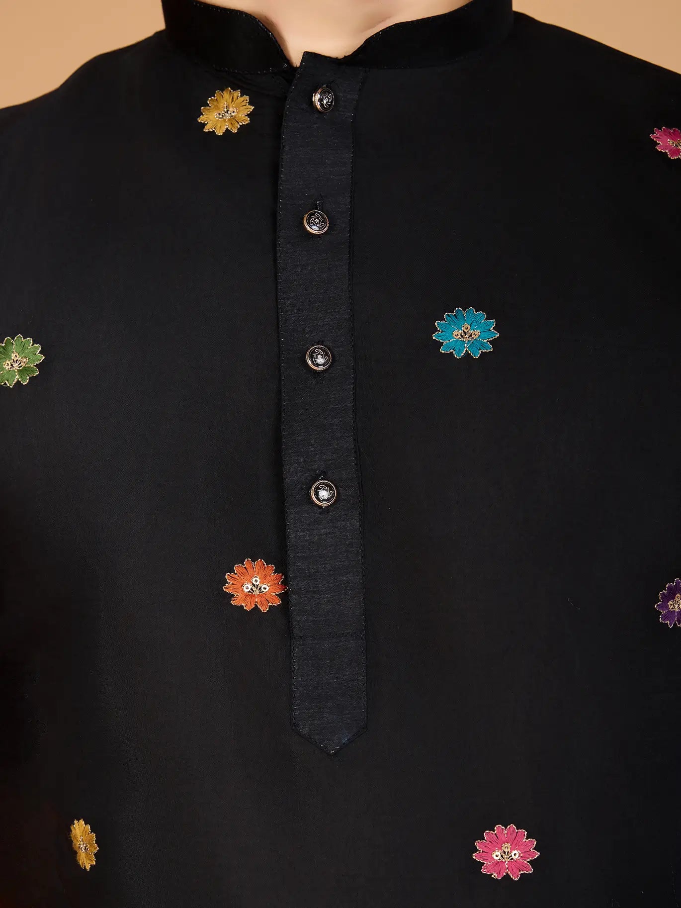 Schwarzes Seiden-Kurta mit Fadenstickerei und Pailletten