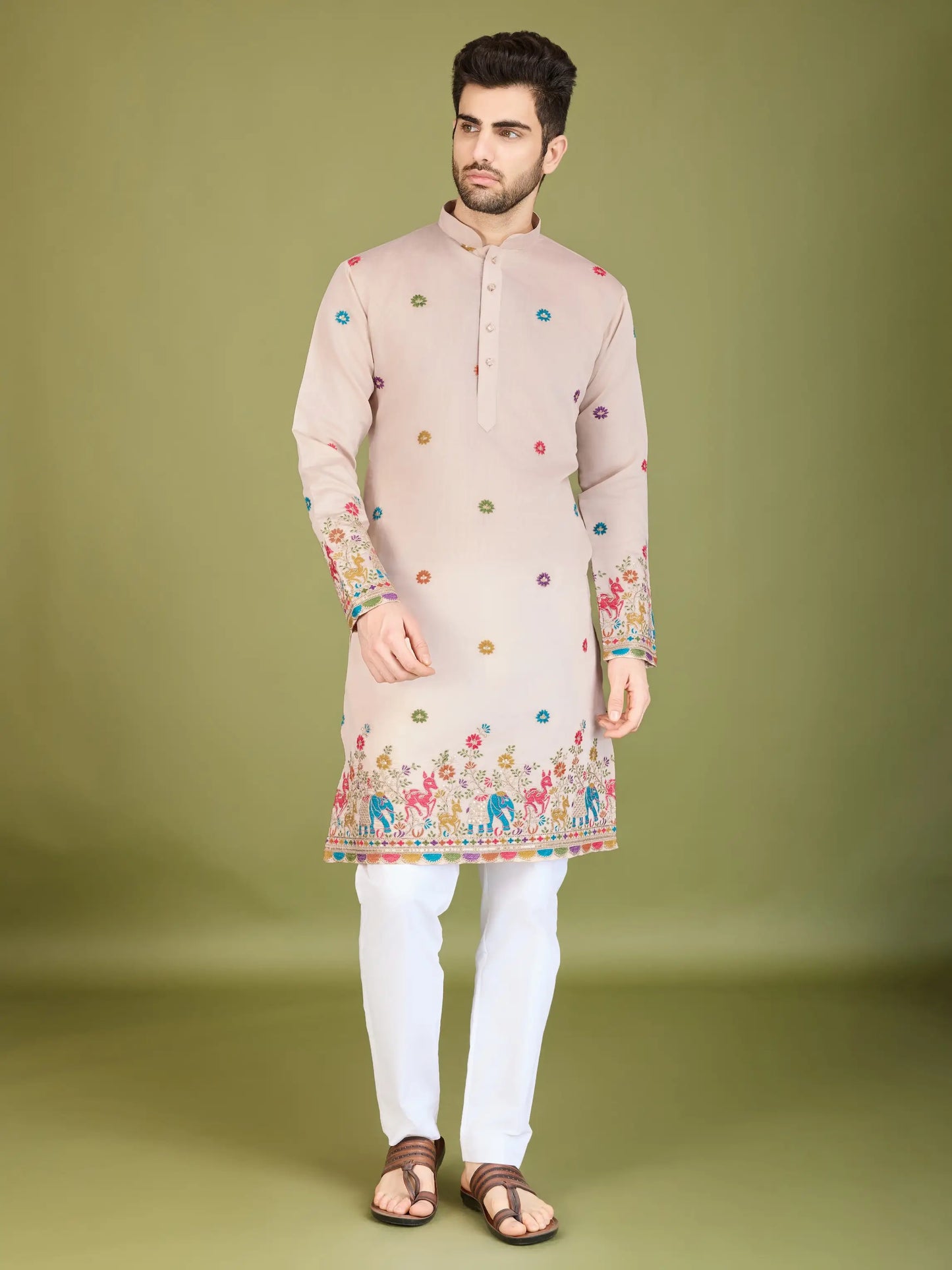 Elfenbeinfarbene Seiden-Kurta mit Fadenstickerei und Pailletten