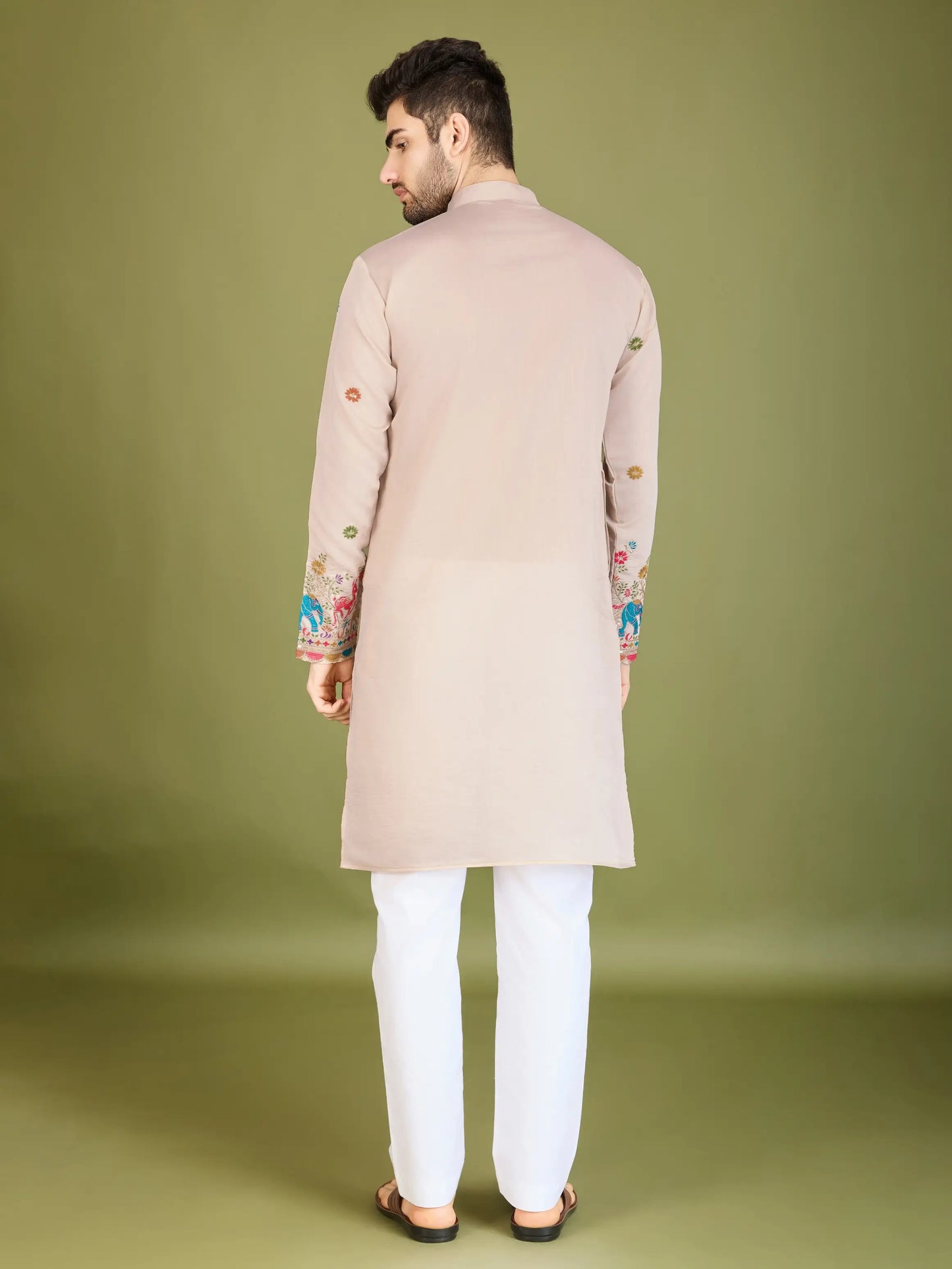 Elfenbeinfarbene Seiden-Kurta mit Fadenstickerei und Pailletten