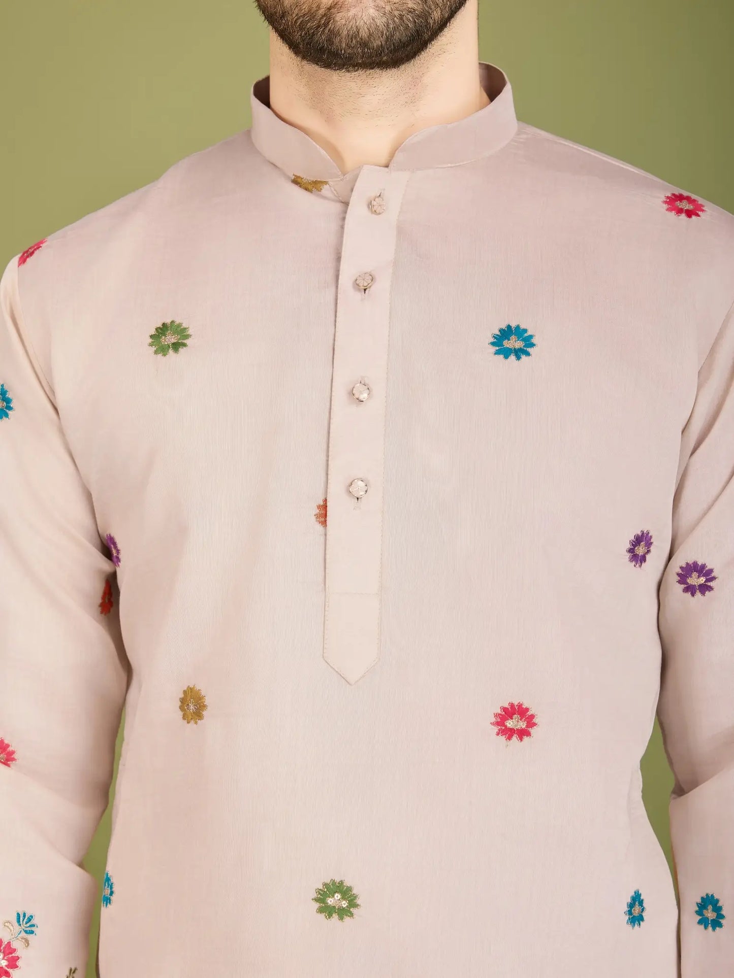 Elfenbeinfarbene Seiden-Kurta mit Fadenstickerei und Pailletten