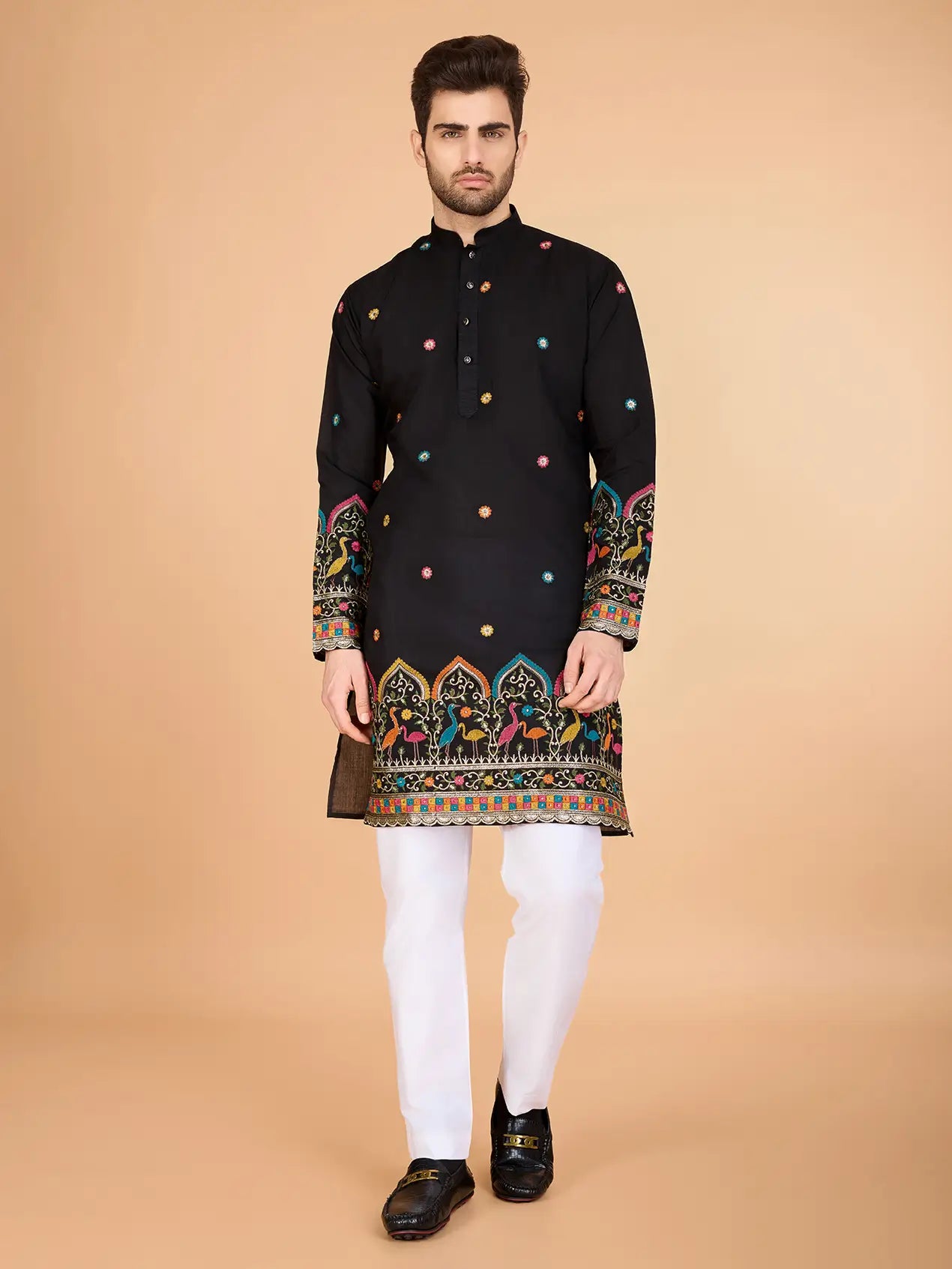 Schwarzes Seiden-Kurta mit Fadenstickerei und Pailletten