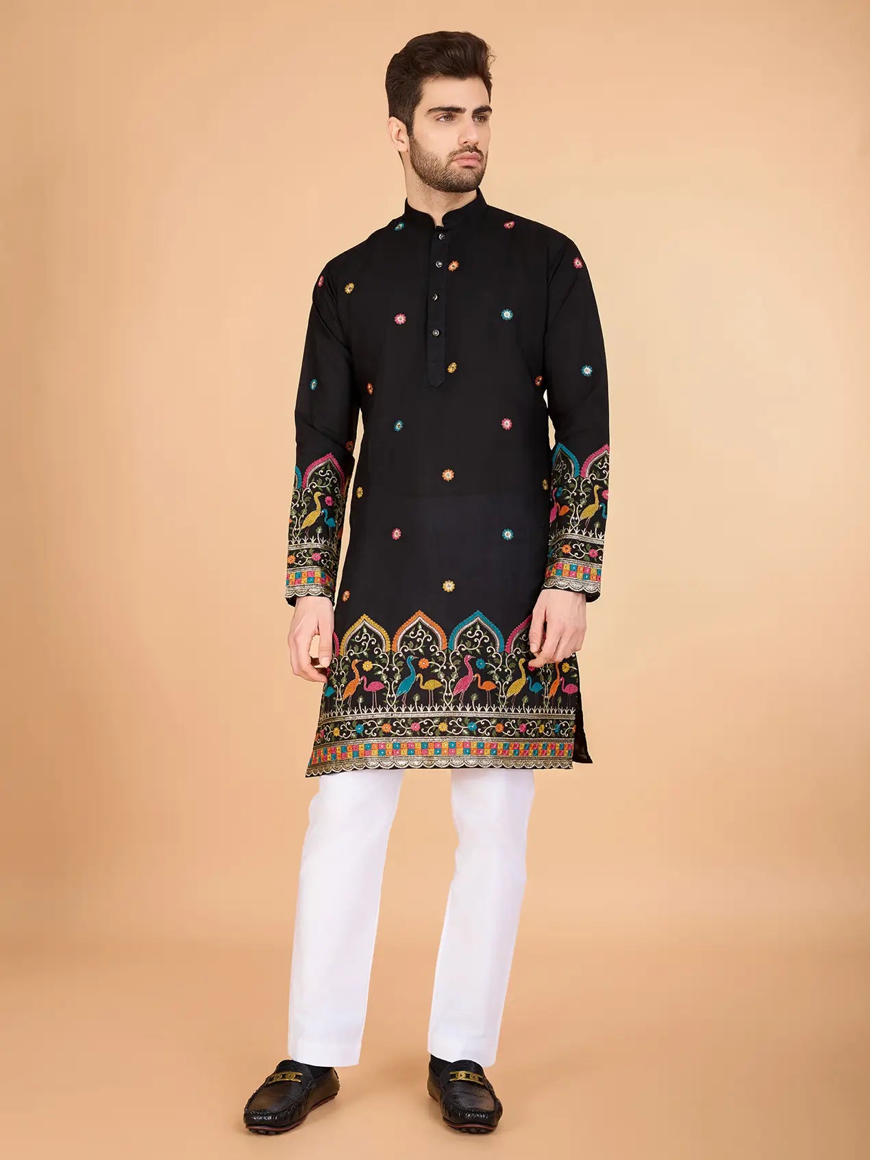 Schwarzes Seiden-Kurta mit Fadenstickerei und Pailletten