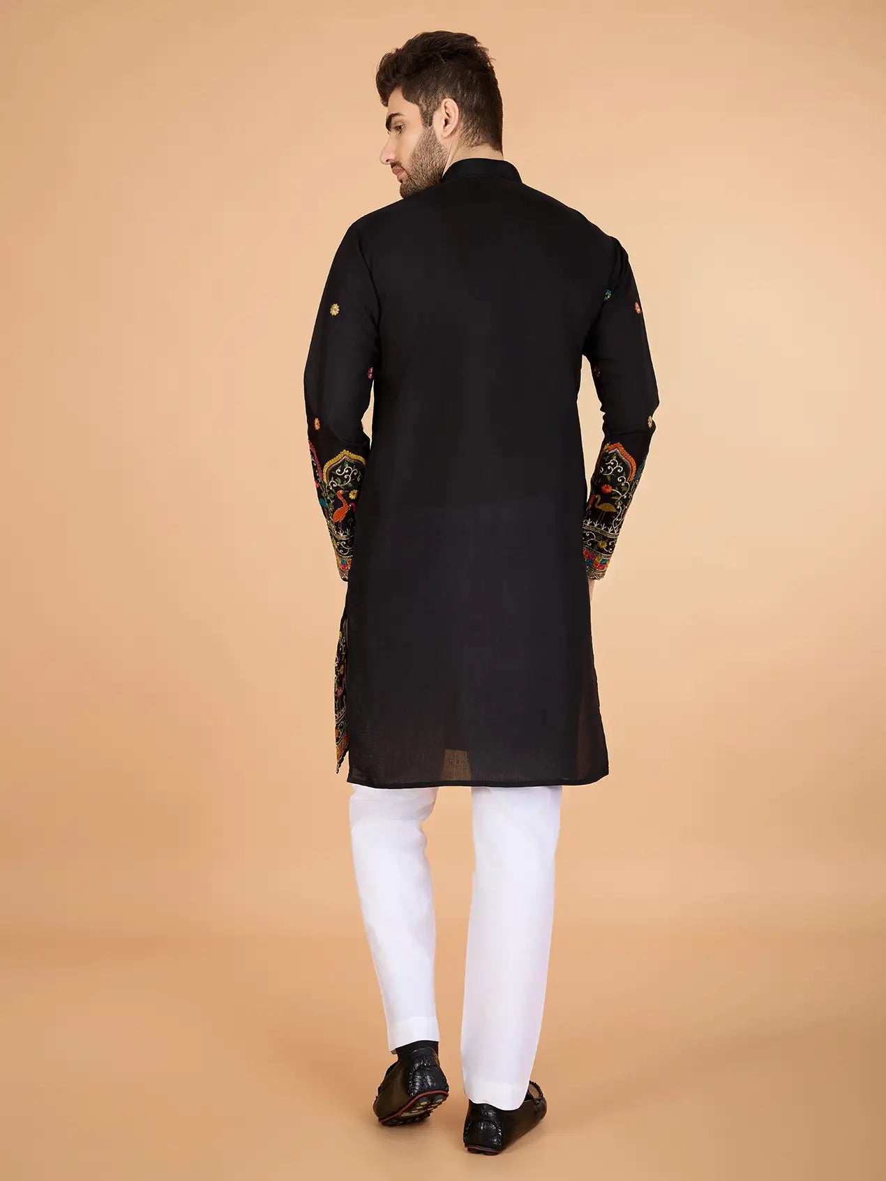 Schwarzes Seiden-Kurta mit Fadenstickerei und Pailletten