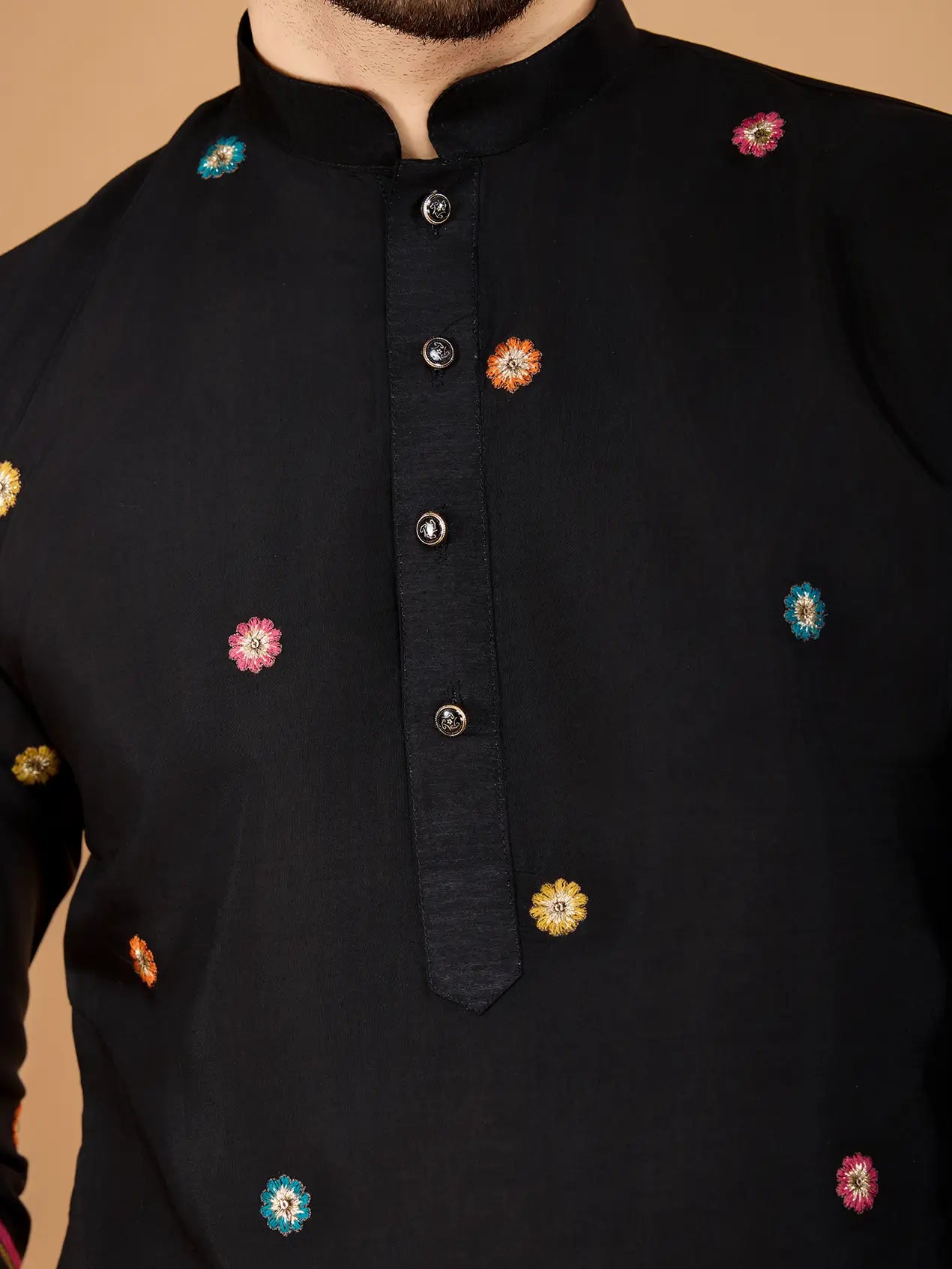 Schwarzes Seiden-Kurta mit Fadenstickerei und Pailletten