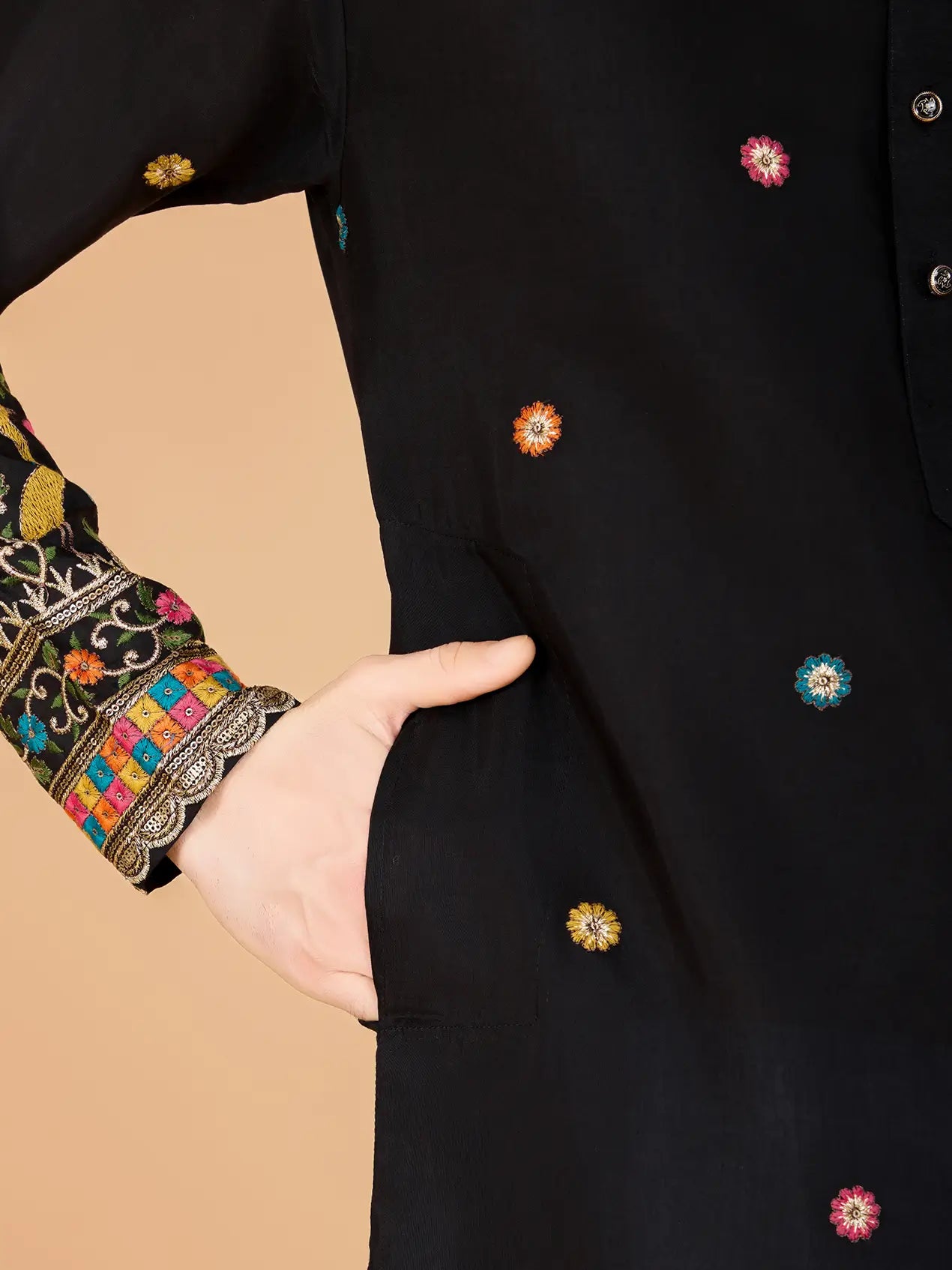 Schwarzes Seiden-Kurta mit Fadenstickerei und Pailletten