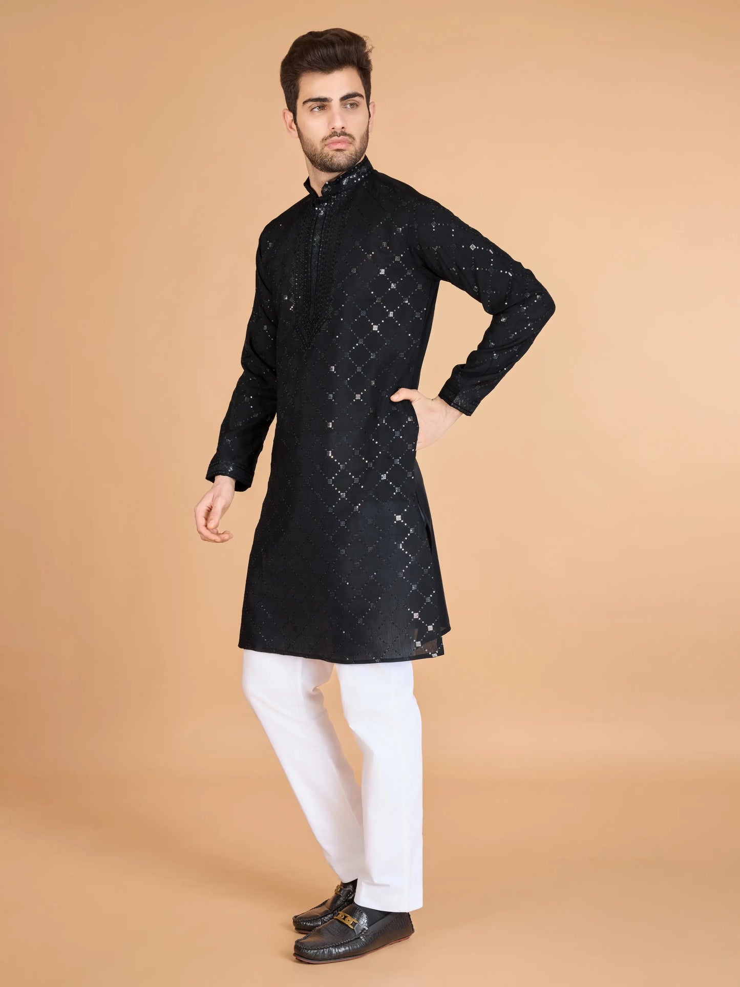 Schwarze Seiden-Kurta mit Seidenfadenstickerei und Pailletten, begleitet von einem Dupatta