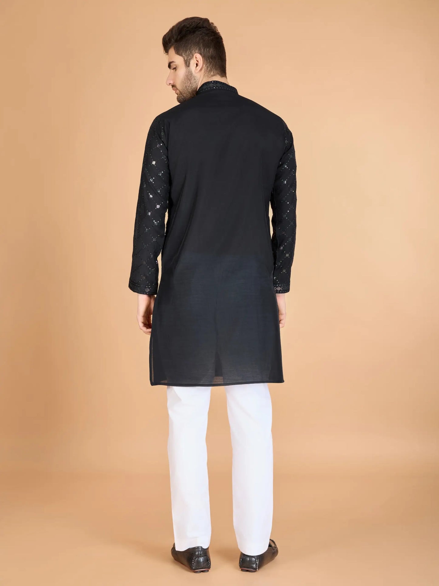 Schwarze Seiden-Kurta mit Seidenfadenstickerei und Pailletten, begleitet von einem Dupatta