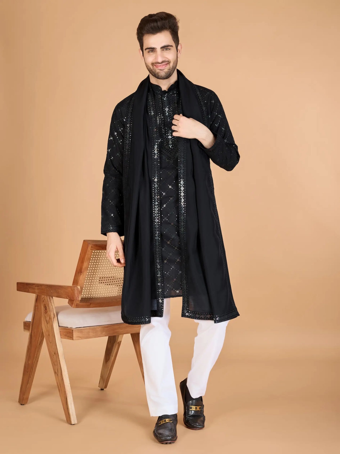 Schwarze Seiden-Kurta mit Seidenfadenstickerei und Pailletten, begleitet von einem Dupatta