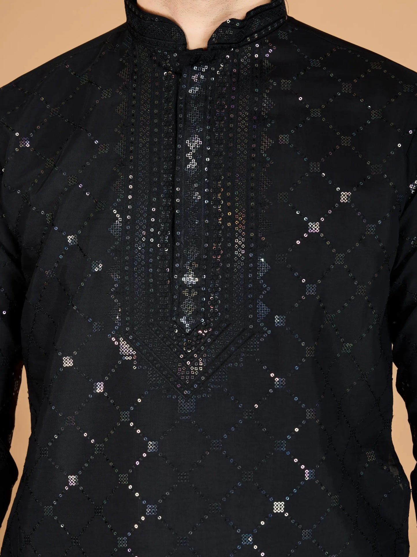 Schwarze Seiden-Kurta mit Seidenfadenstickerei und Pailletten, begleitet von einem Dupatta