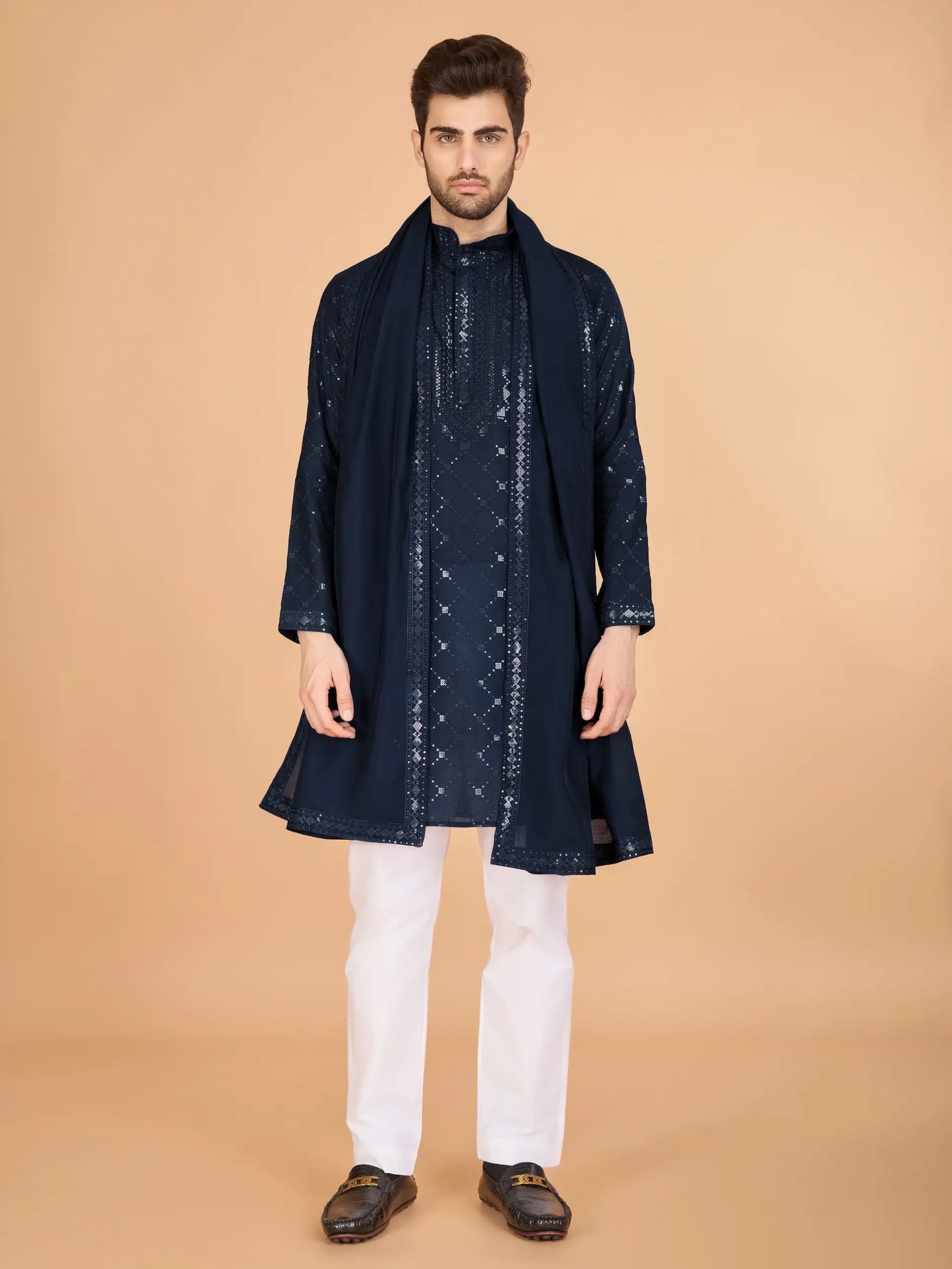 Marineblaue Seiden-Kurta mit Seidenfadenstickerei und Pailletten, begleitet von einer Dupatta