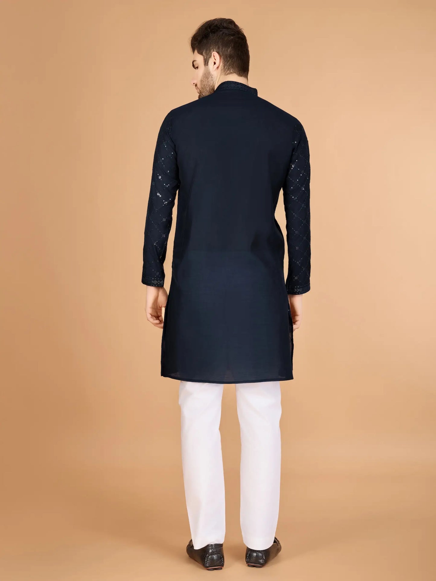 Marineblaue Seiden-Kurta mit Seidenfadenstickerei und Pailletten, begleitet von einer Dupatta