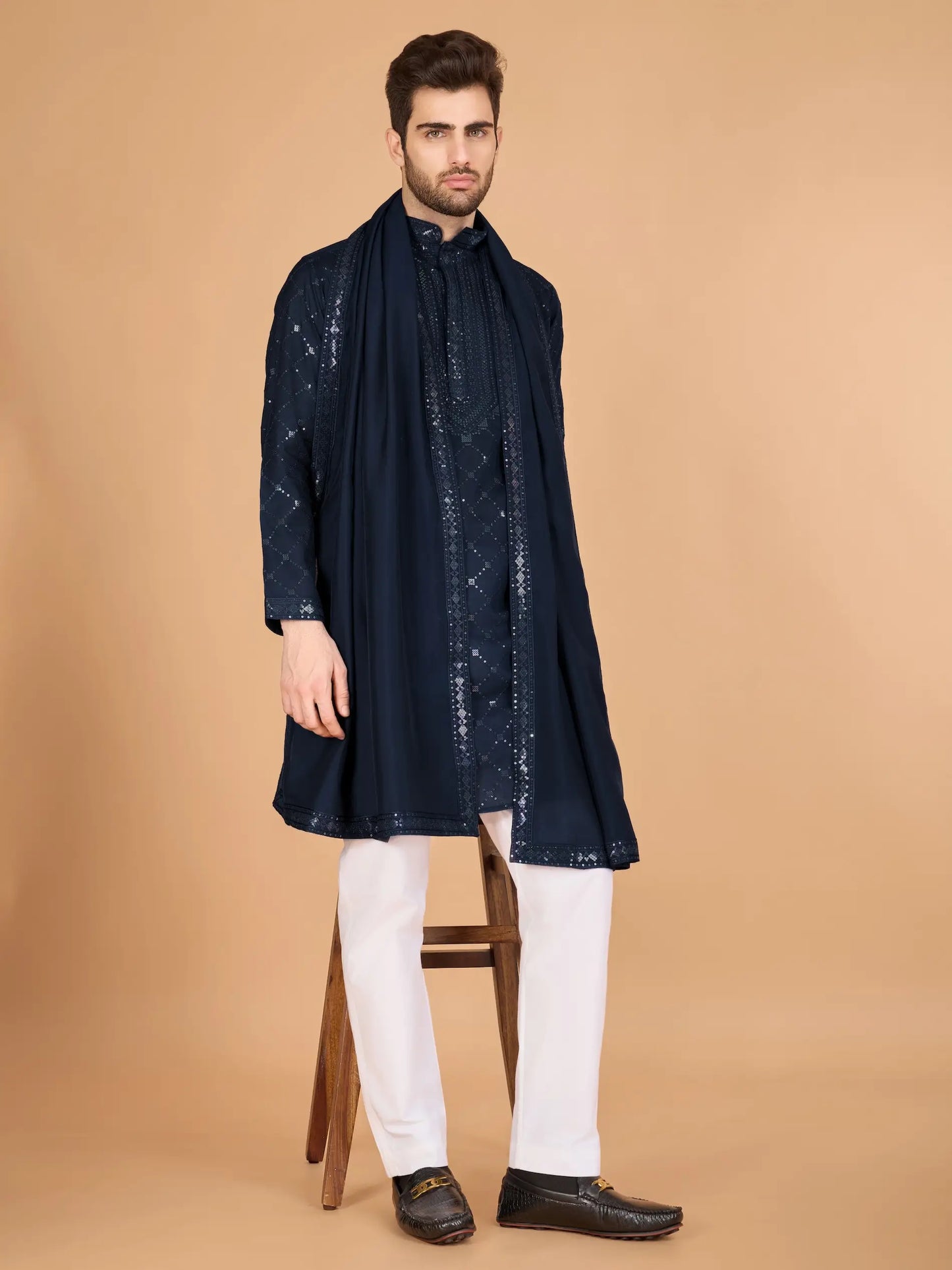 Marineblaue Seiden-Kurta mit Seidenfadenstickerei und Pailletten, begleitet von einer Dupatta