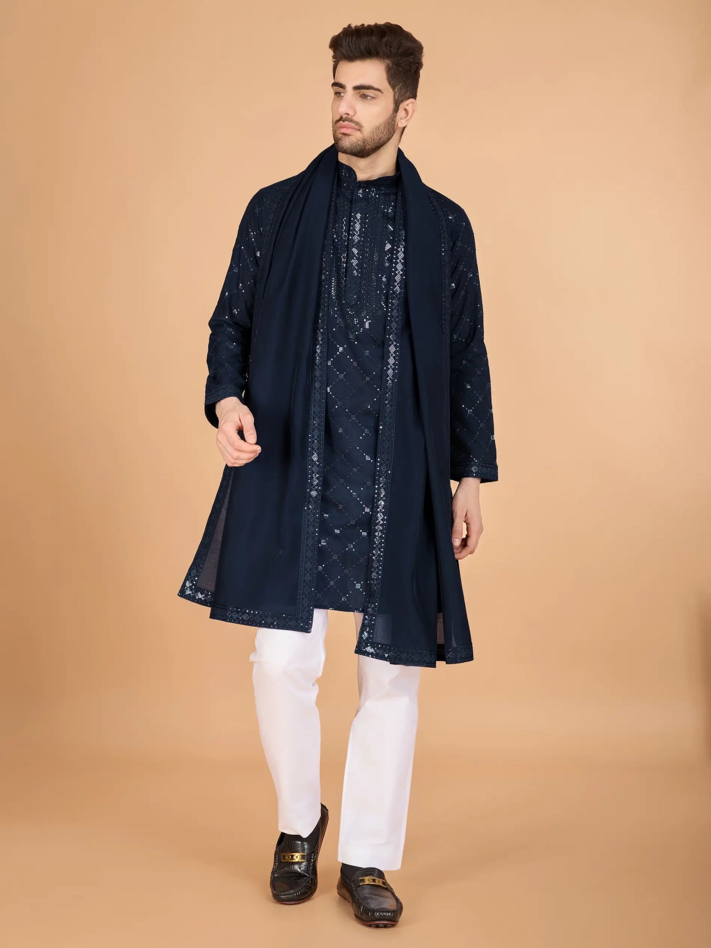 Marineblaue Seiden-Kurta mit Seidenfadenstickerei und Pailletten, begleitet von einer Dupatta