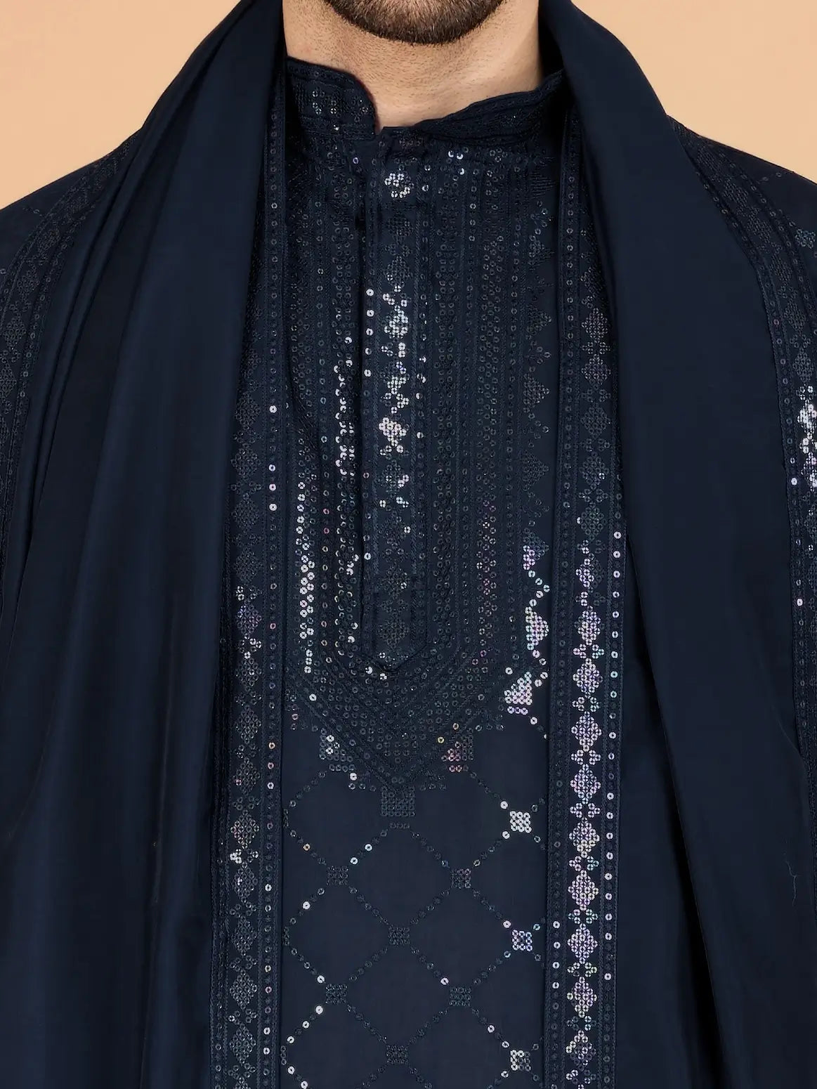 Marineblaue Seiden-Kurta mit Seidenfadenstickerei und Pailletten, begleitet von einer Dupatta
