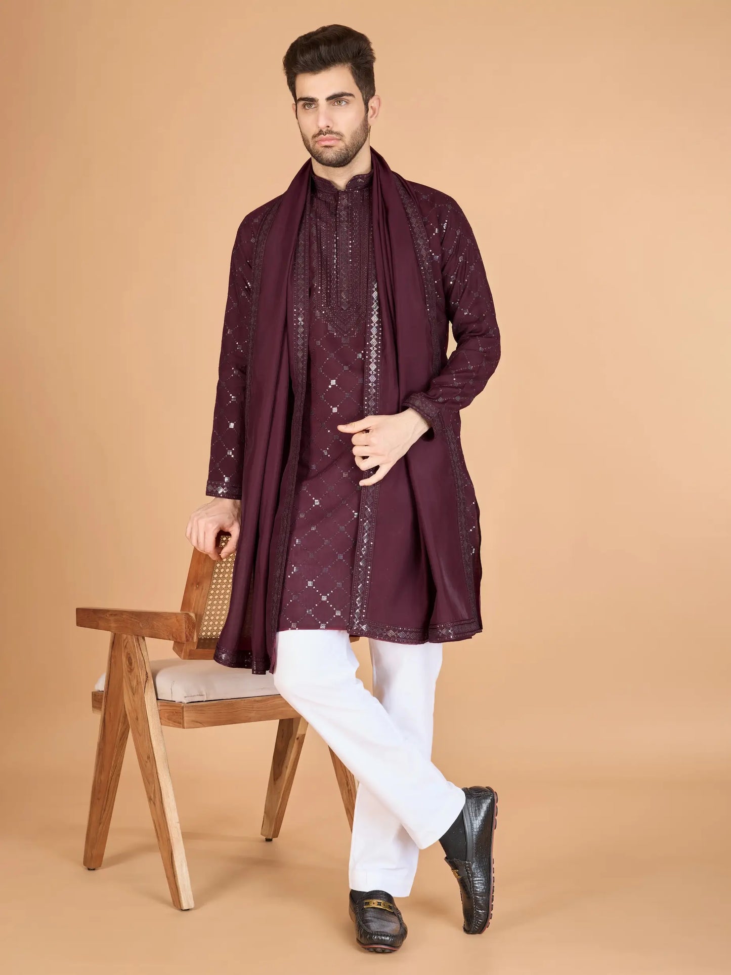 Burgunderblaue Kurta aus Seide mit Stickereien aus Seidenfäden und Pailletten, dazu ein Dupatta.
