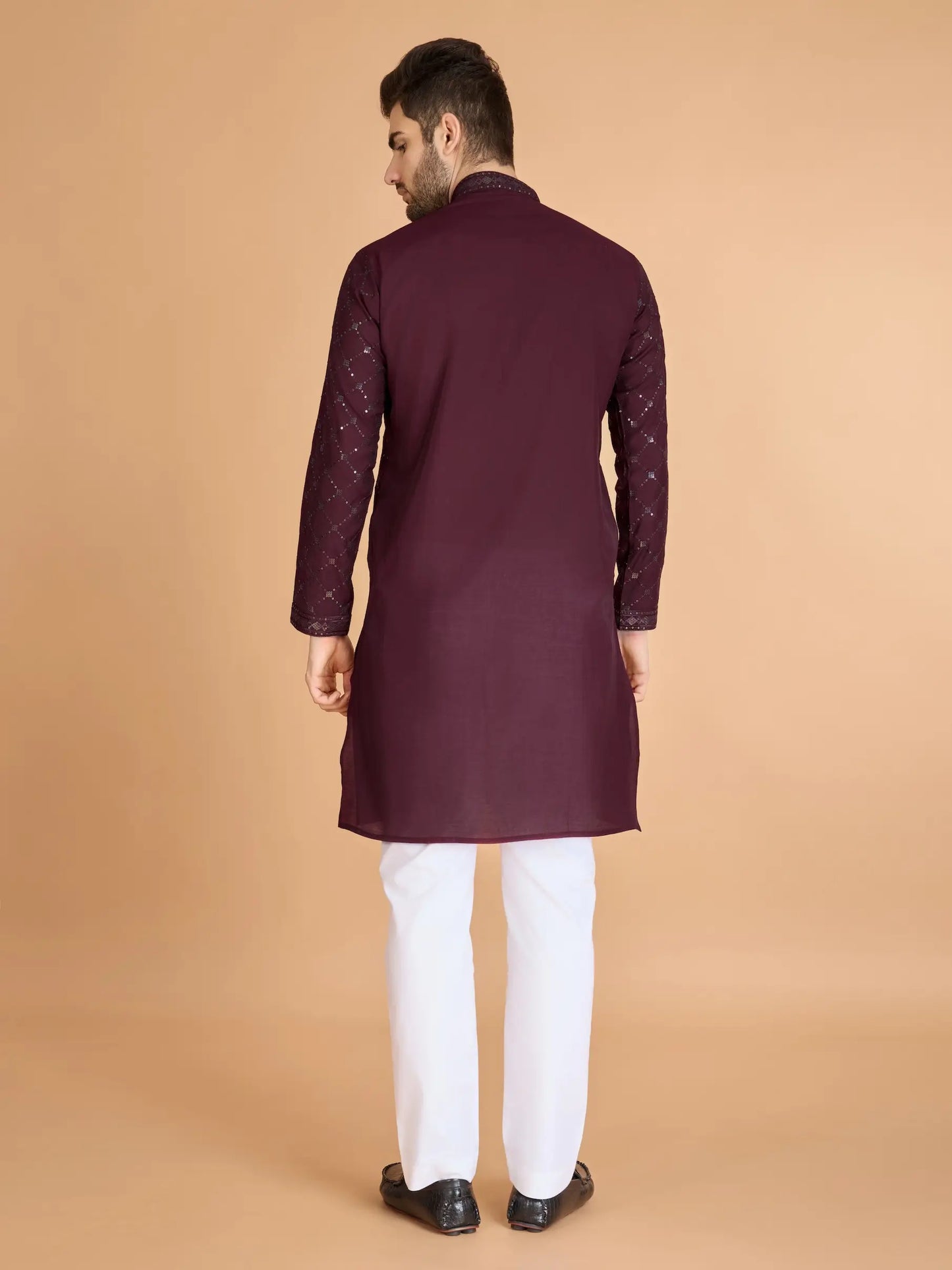 Burgunderblaue Kurta aus Seide mit Stickereien aus Seidenfäden und Pailletten, dazu ein Dupatta.