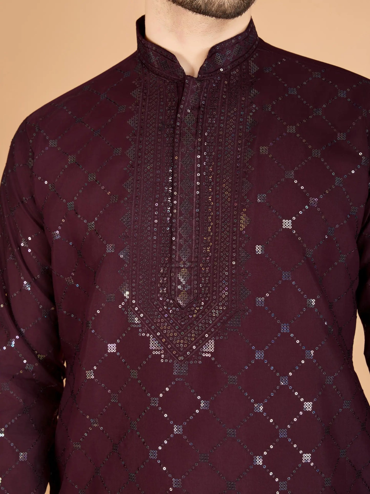 Burgunderblaue Kurta aus Seide mit Stickereien aus Seidenfäden und Pailletten, dazu ein Dupatta.
