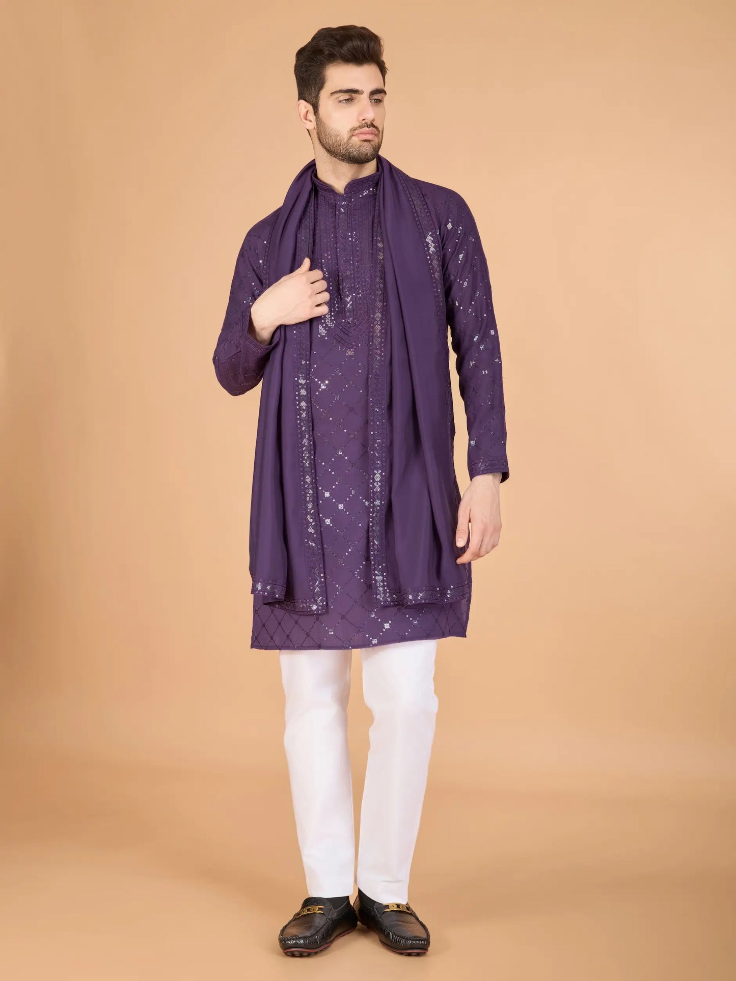Lilafarbene Seiden-Kurta mit Seidenfadenstickerei und Pailletten, begleitet von einer Dupatta