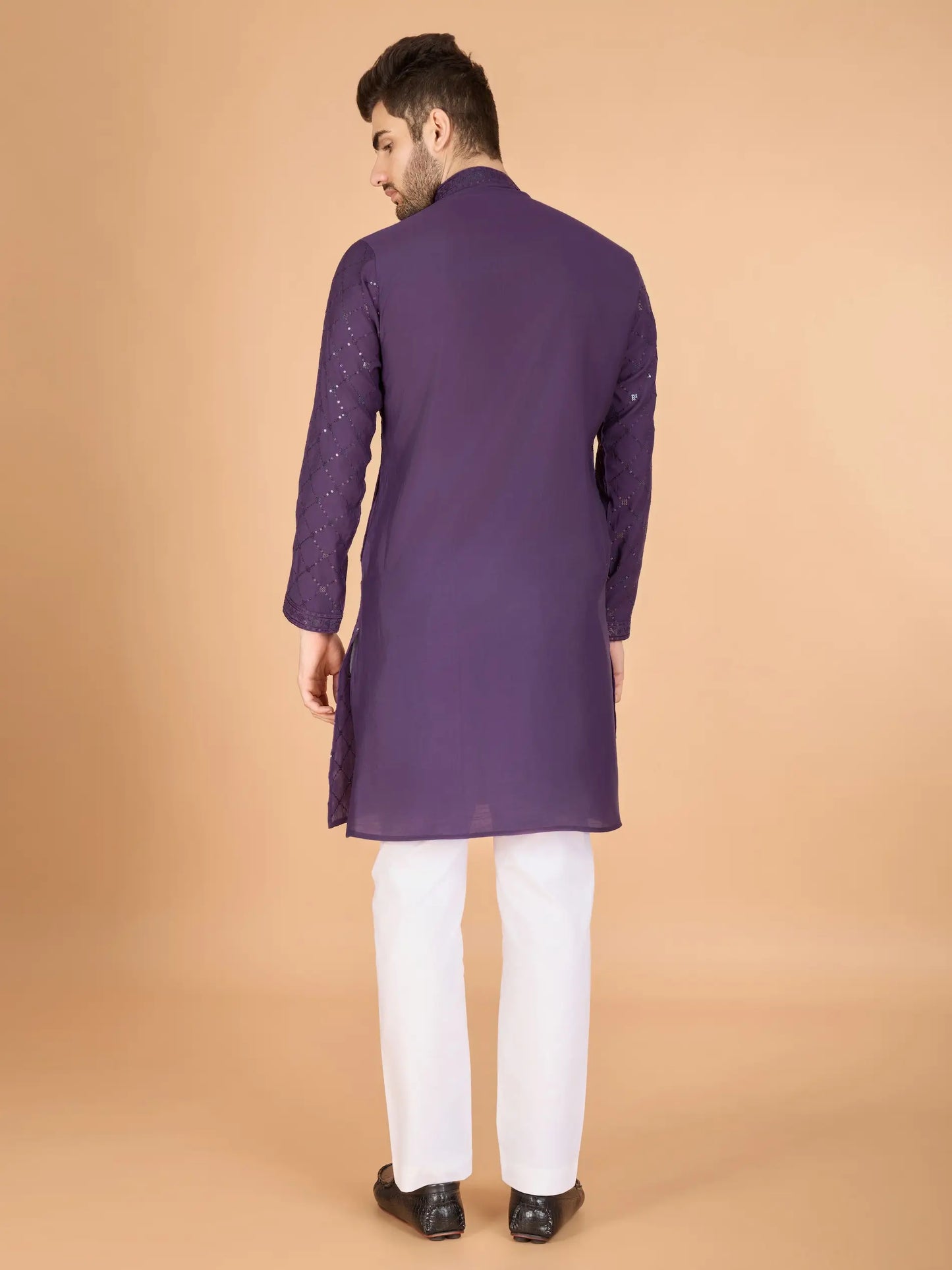Lilafarbene Seiden-Kurta mit Seidenfadenstickerei und Pailletten, begleitet von einer Dupatta