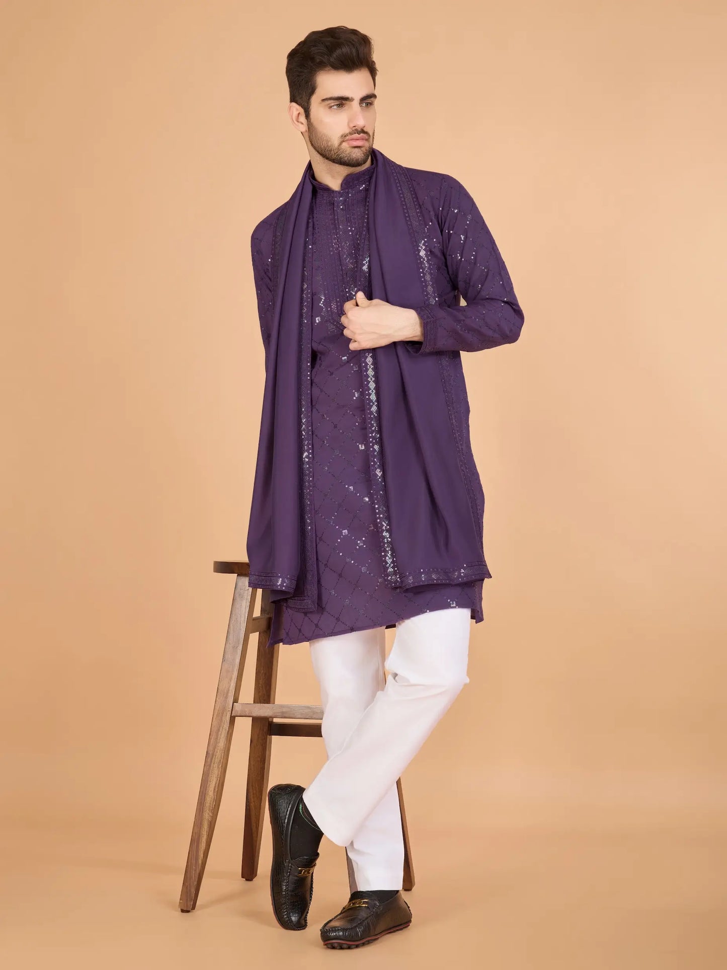 Lilafarbene Seiden-Kurta mit Seidenfadenstickerei und Pailletten, begleitet von einer Dupatta