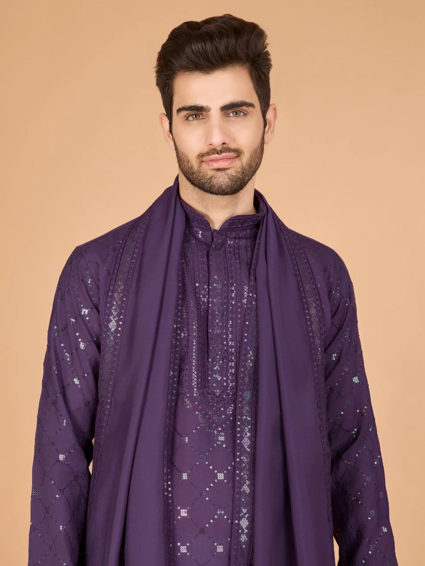 Lilafarbene Seiden-Kurta mit Seidenfadenstickerei und Pailletten, begleitet von einer Dupatta
