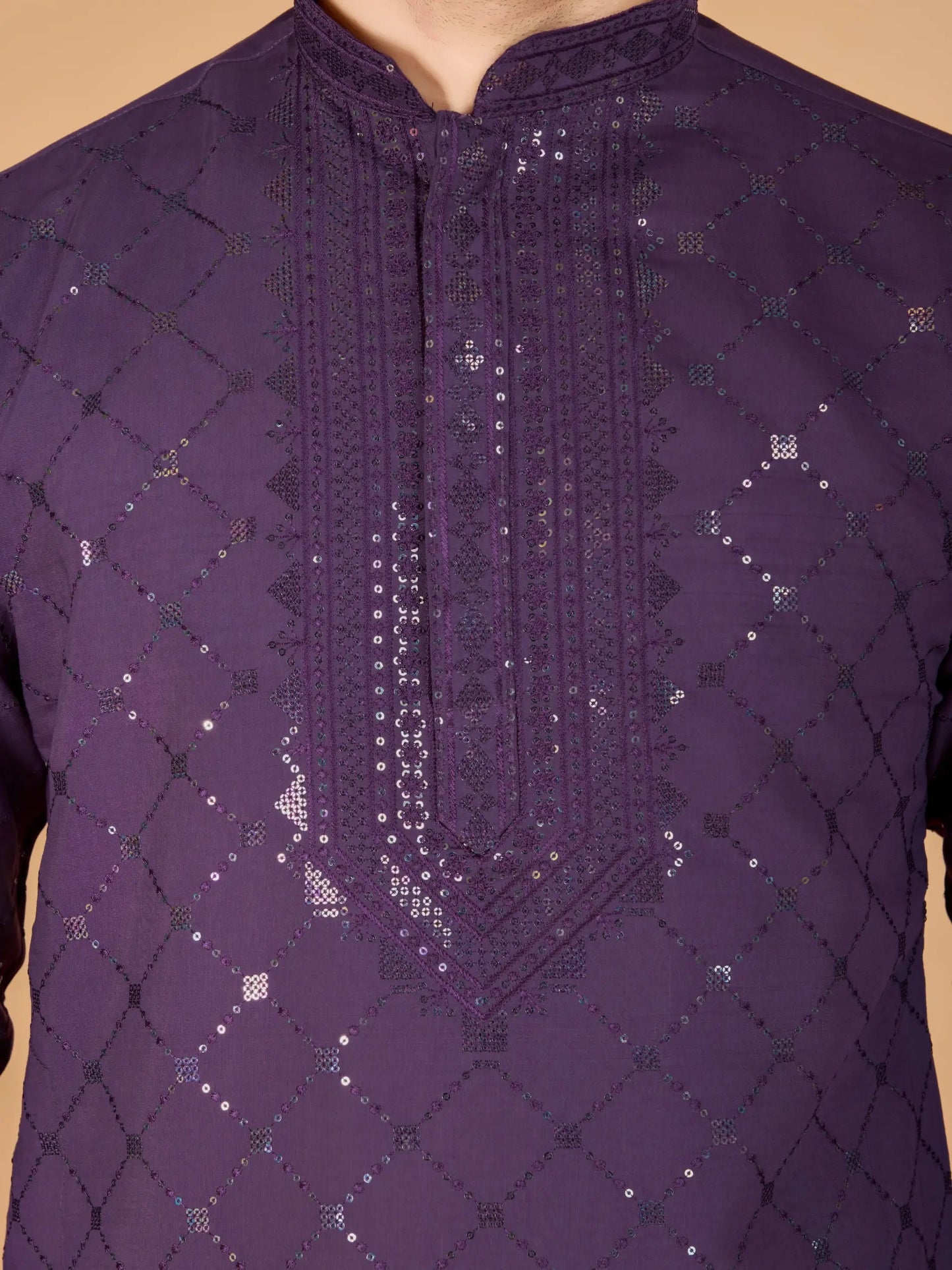 Lilafarbene Seiden-Kurta mit Seidenfadenstickerei und Pailletten, begleitet von einer Dupatta