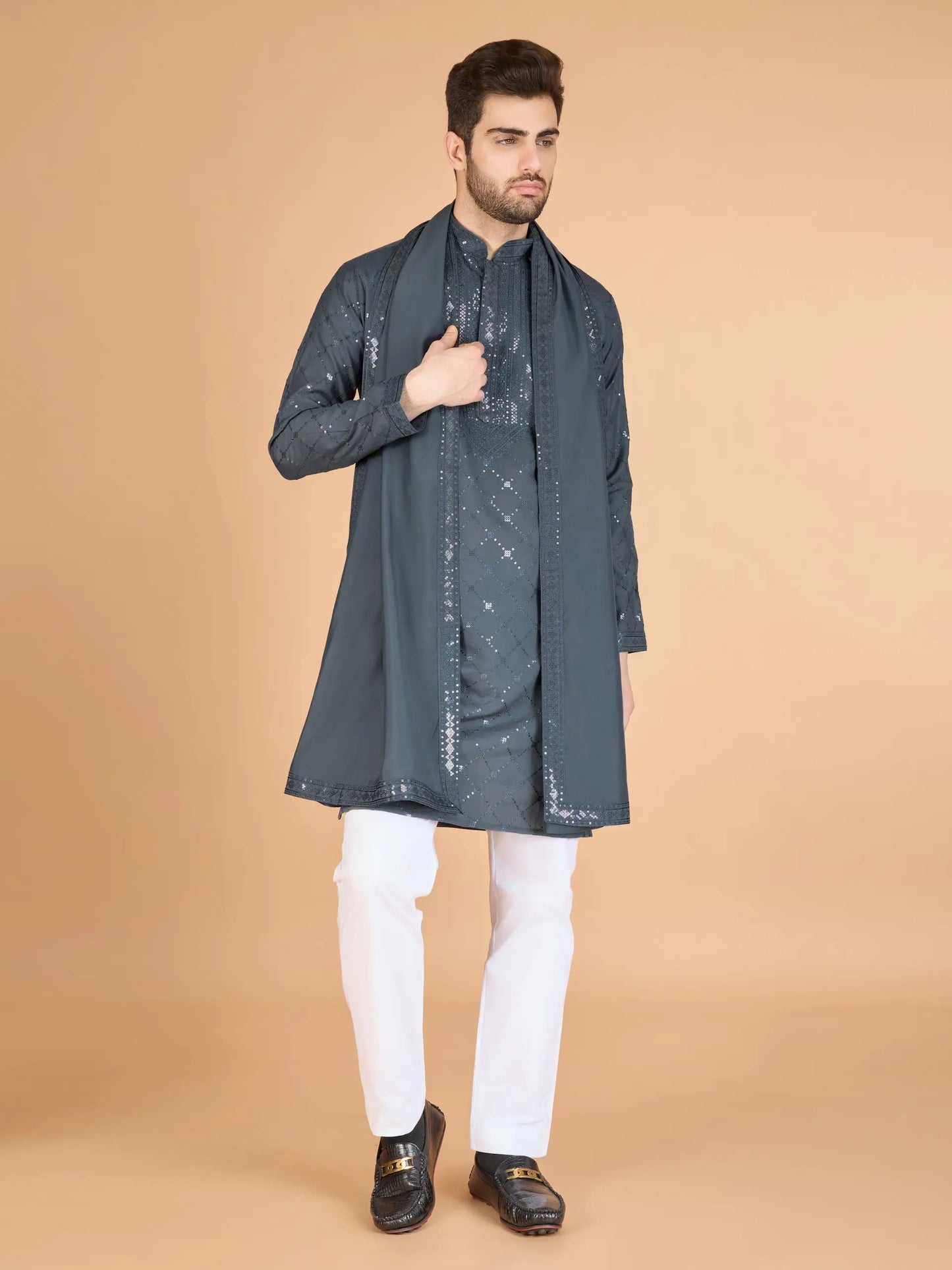 Graue Seiden-Kurta mit Seidenfadenstickerei und Pailletten, begleitet von einer Dupatta