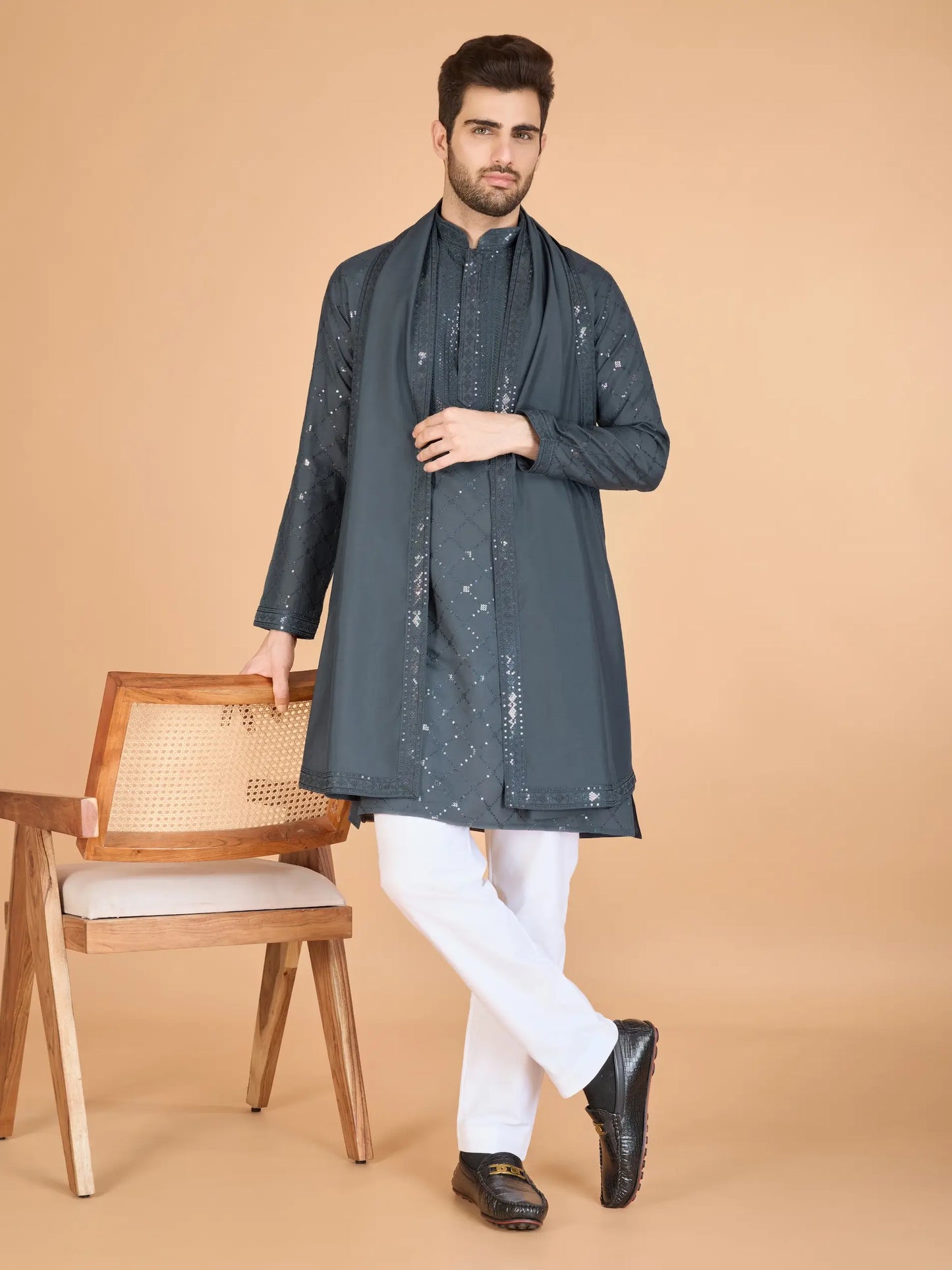 Graue Seiden-Kurta mit Seidenfadenstickerei und Pailletten, begleitet von einer Dupatta