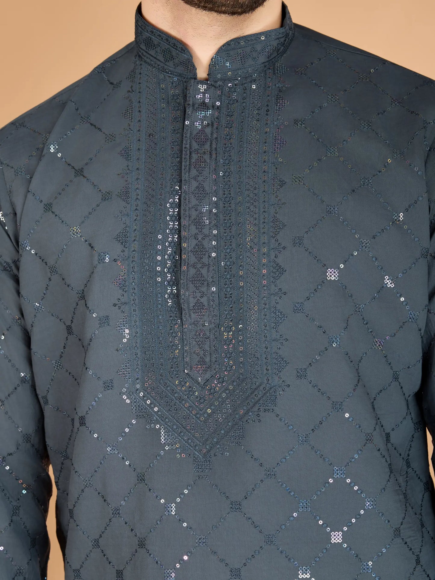 Graue Seiden-Kurta mit Seidenfadenstickerei und Pailletten, begleitet von einer Dupatta