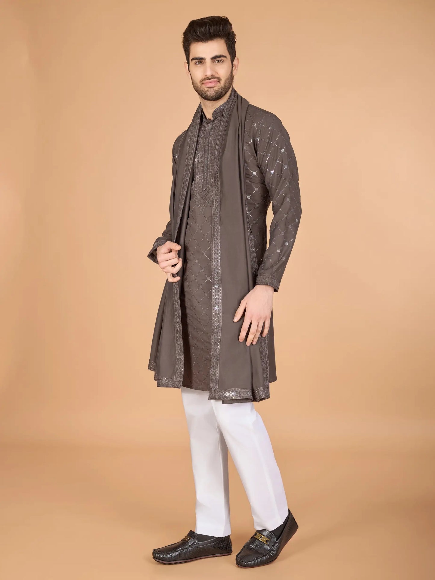Braune Seiden-Kurta mit Seidenfadenstickerei und Pailletten, begleitet von einer Dupatta