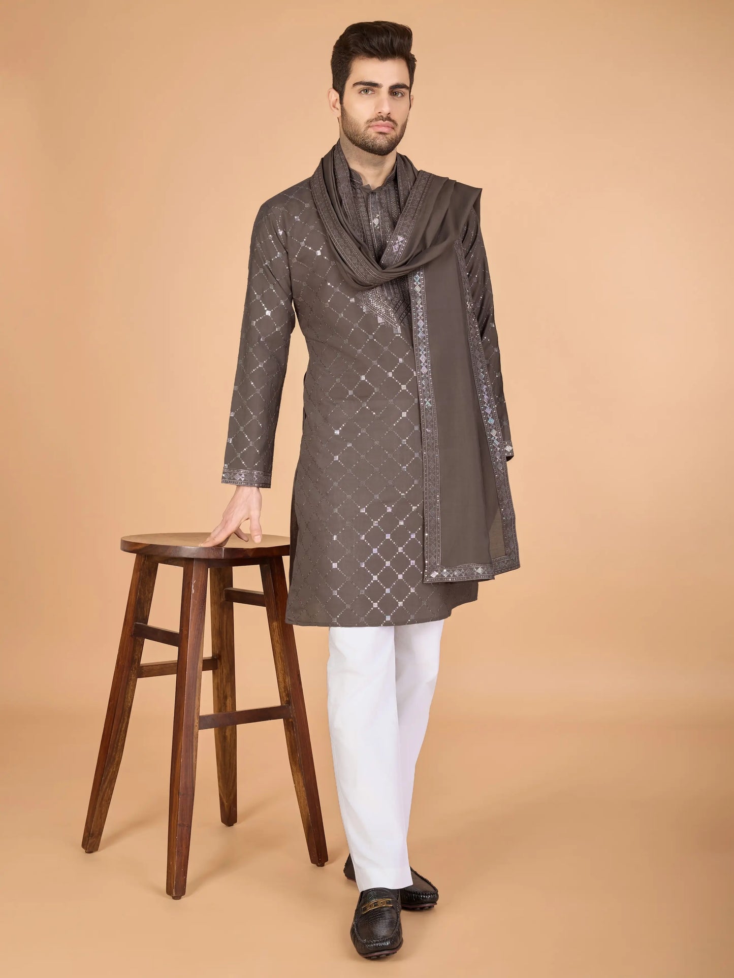 Braune Seiden-Kurta mit Seidenfadenstickerei und Pailletten, begleitet von einer Dupatta