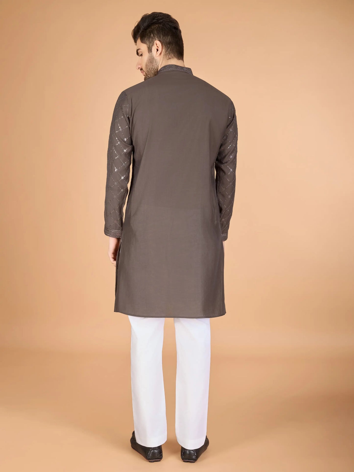 Braune Seiden-Kurta mit Seidenfadenstickerei und Pailletten, begleitet von einer Dupatta