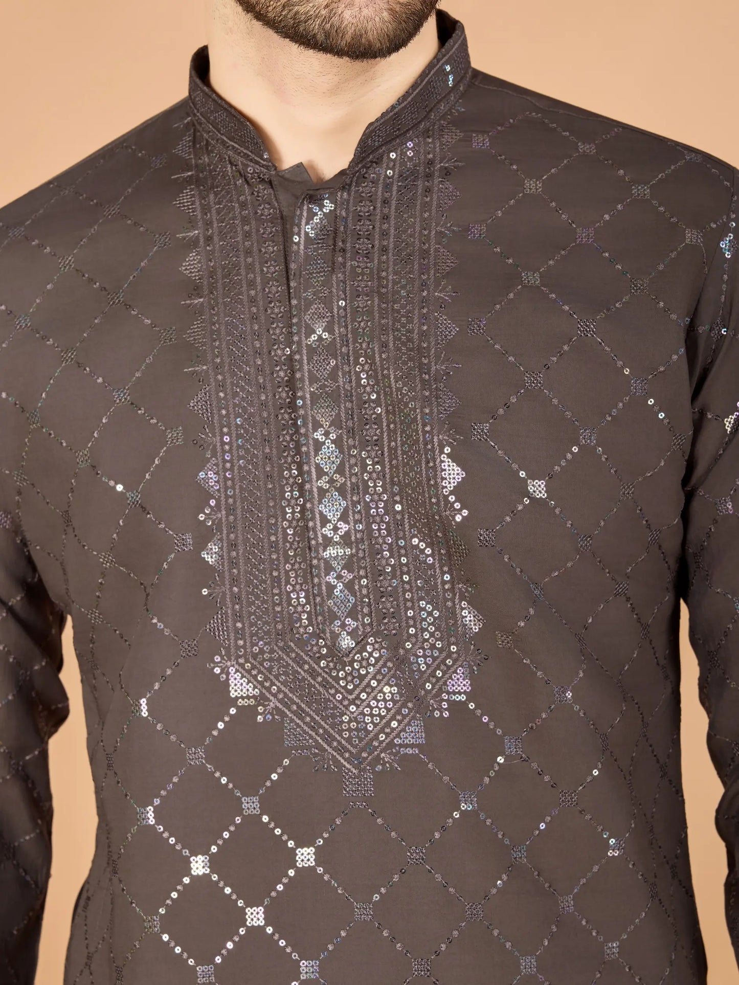 Braune Seiden-Kurta mit Seidenfadenstickerei und Pailletten, begleitet von einer Dupatta