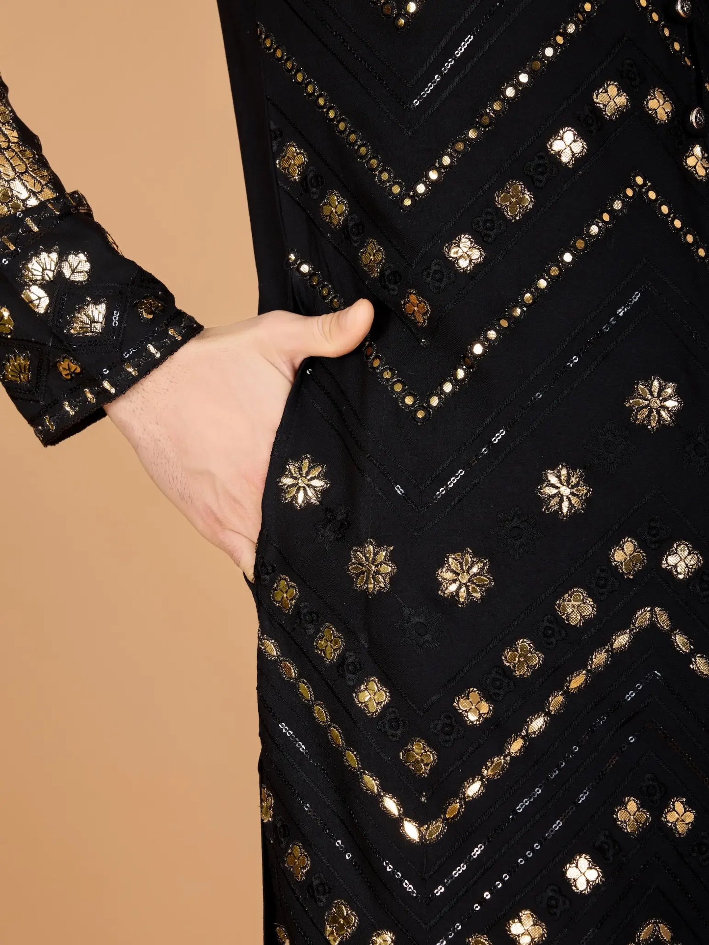 Schwarzes Kurta aus reinem Viskose mit Fadenstickerei und Pailletten