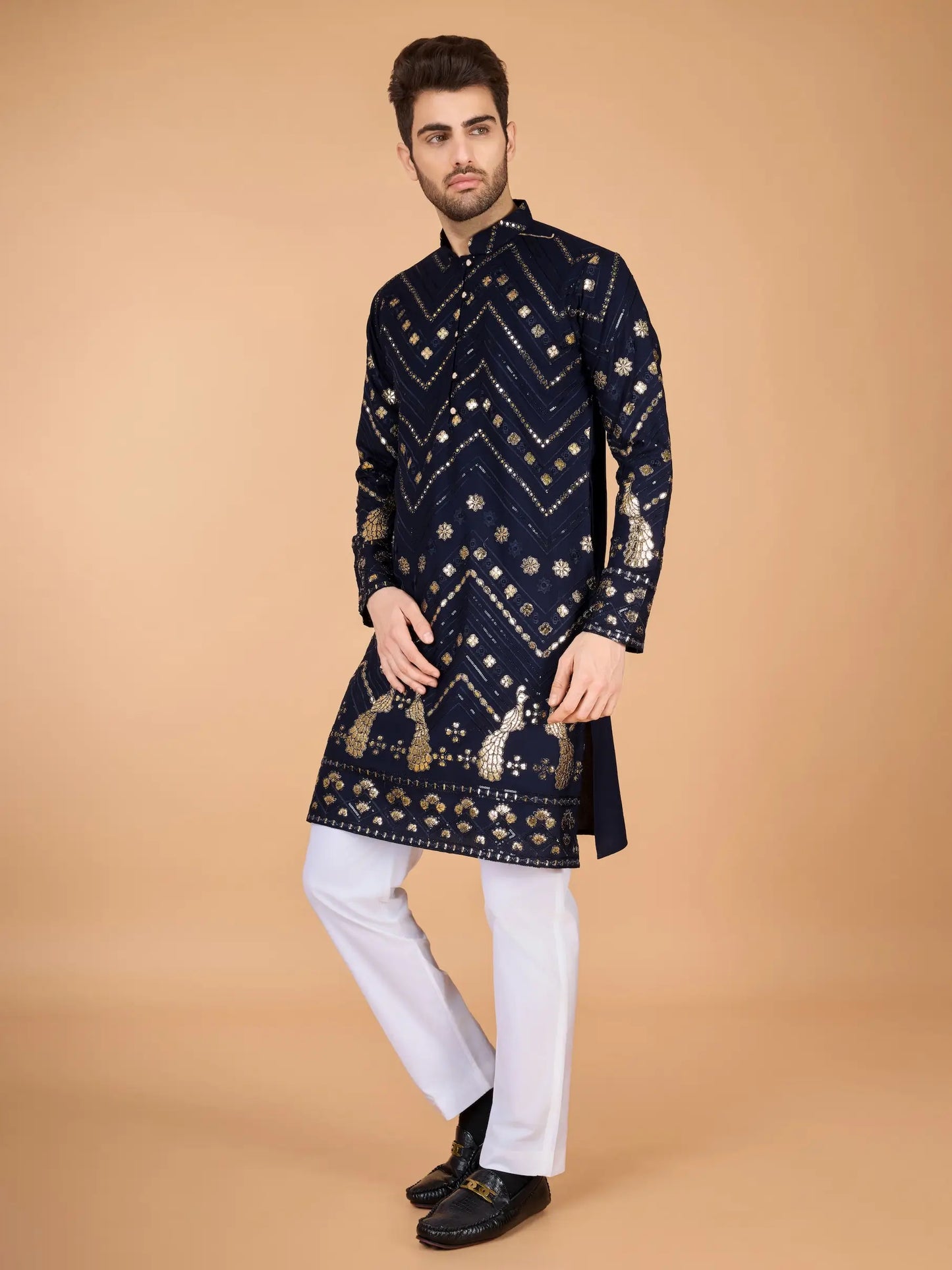 Marineblaues Kurta aus reinem Viskose mit Fadenstickerei und Pailletten