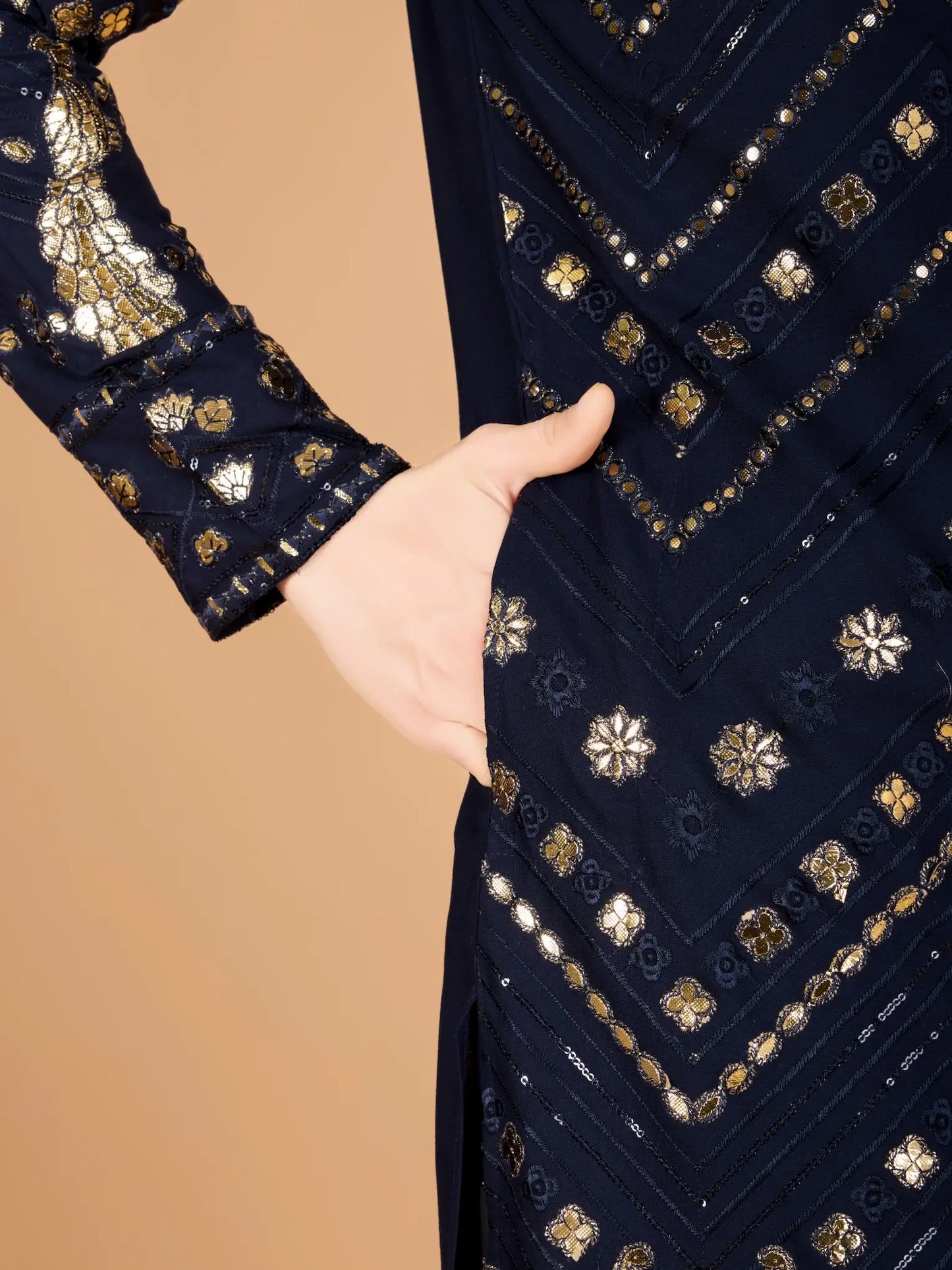 Marineblaues Kurta aus reinem Viskose mit Fadenstickerei und Pailletten