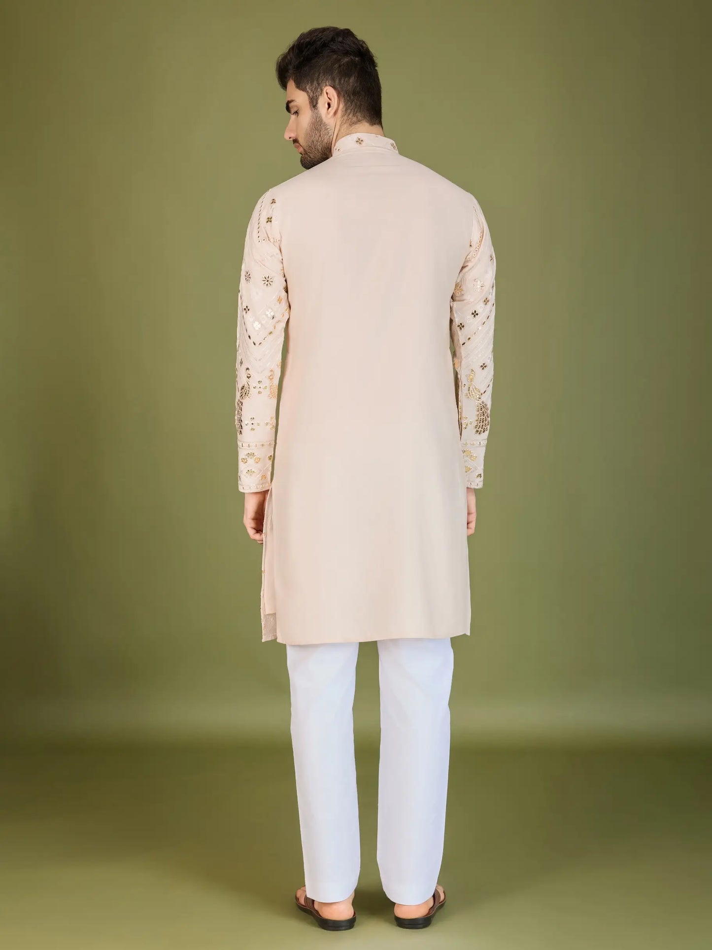 Elfenbeinfarbene Kurta aus reiner Viskose mit Fadenstickerei und Pailletten