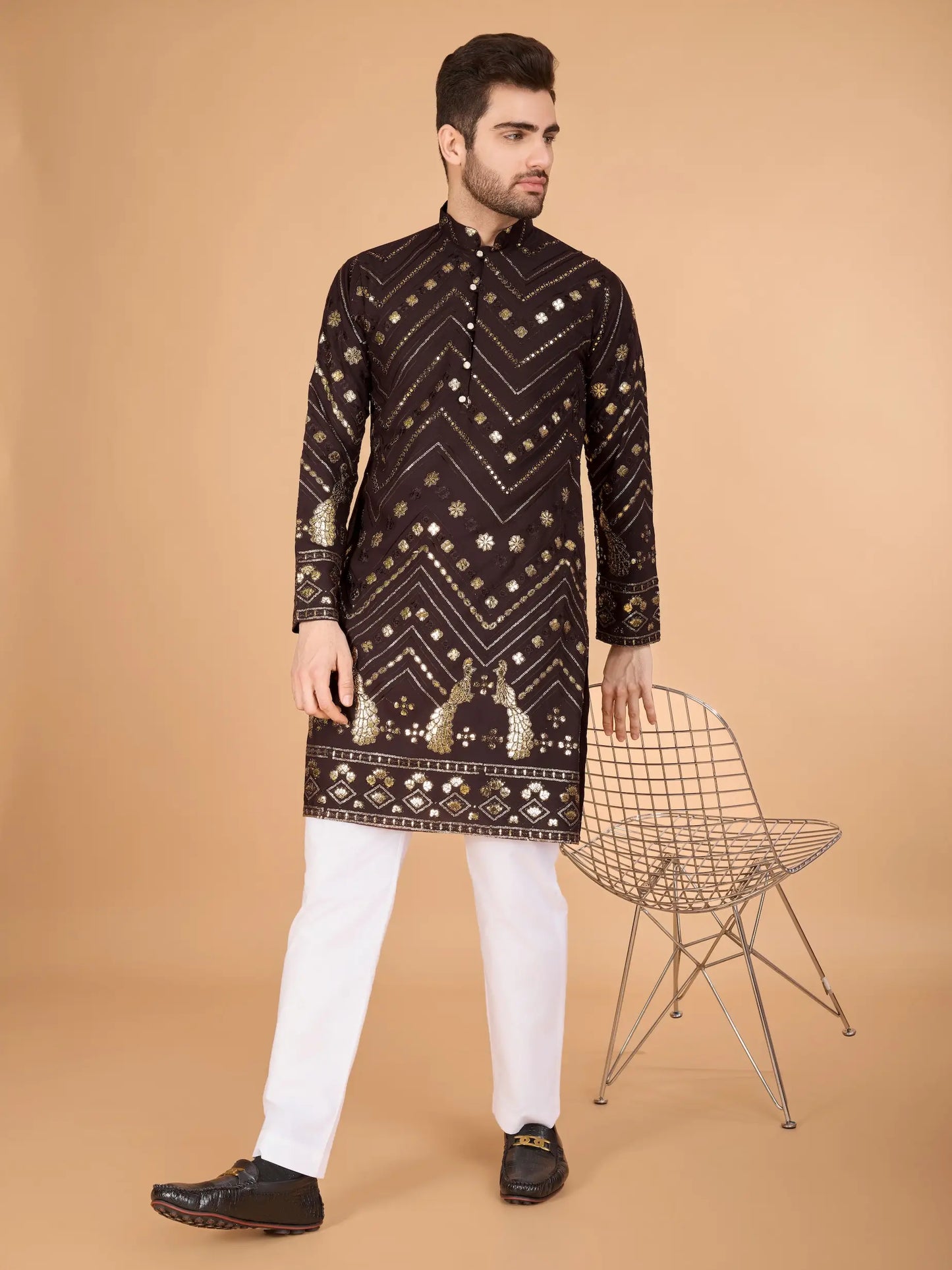 Braunes Kurta aus reinem Viskose mit Fadenstickerei und Pailletten