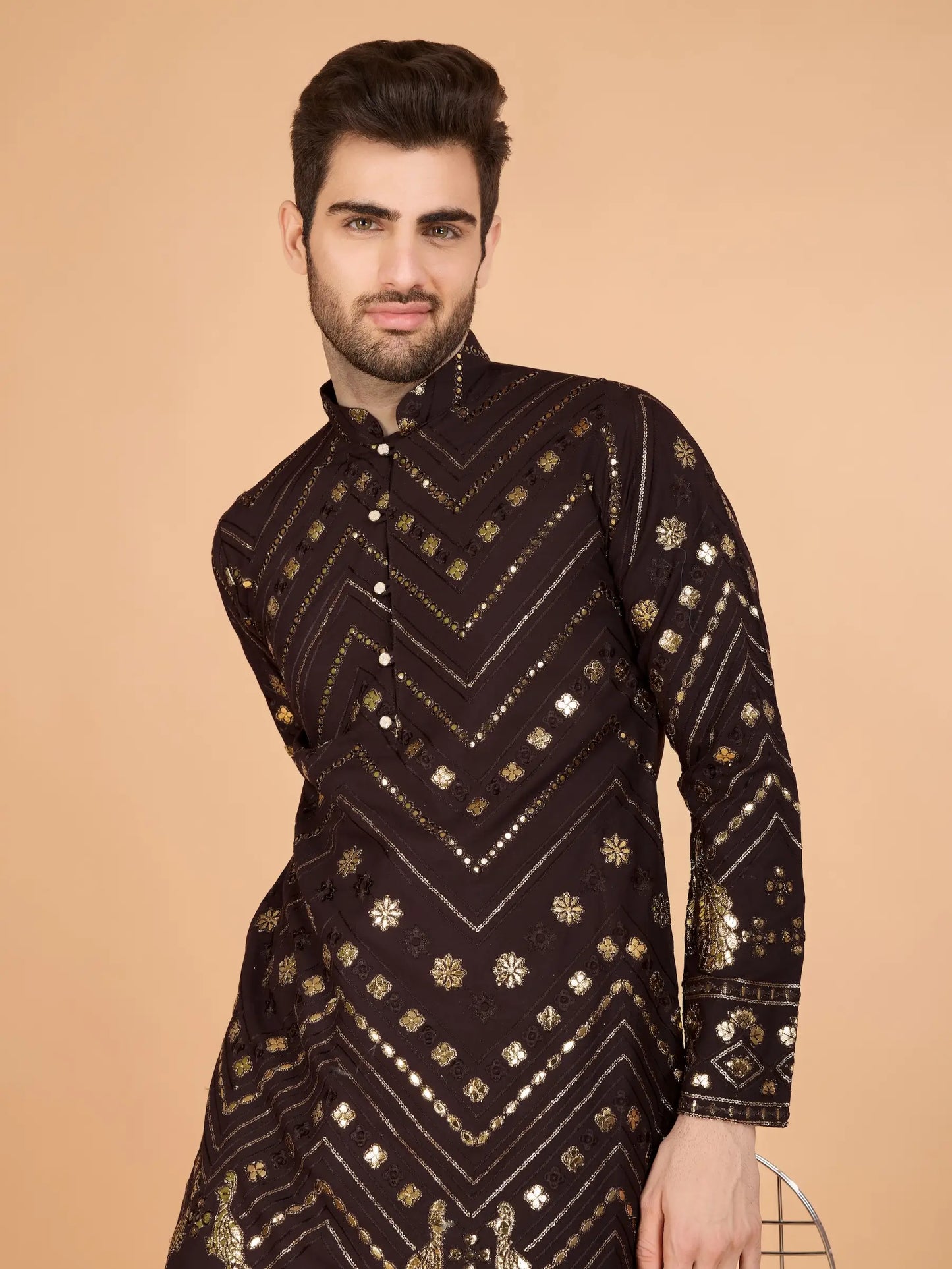 Braunes Kurta aus reinem Viskose mit Fadenstickerei und Pailletten