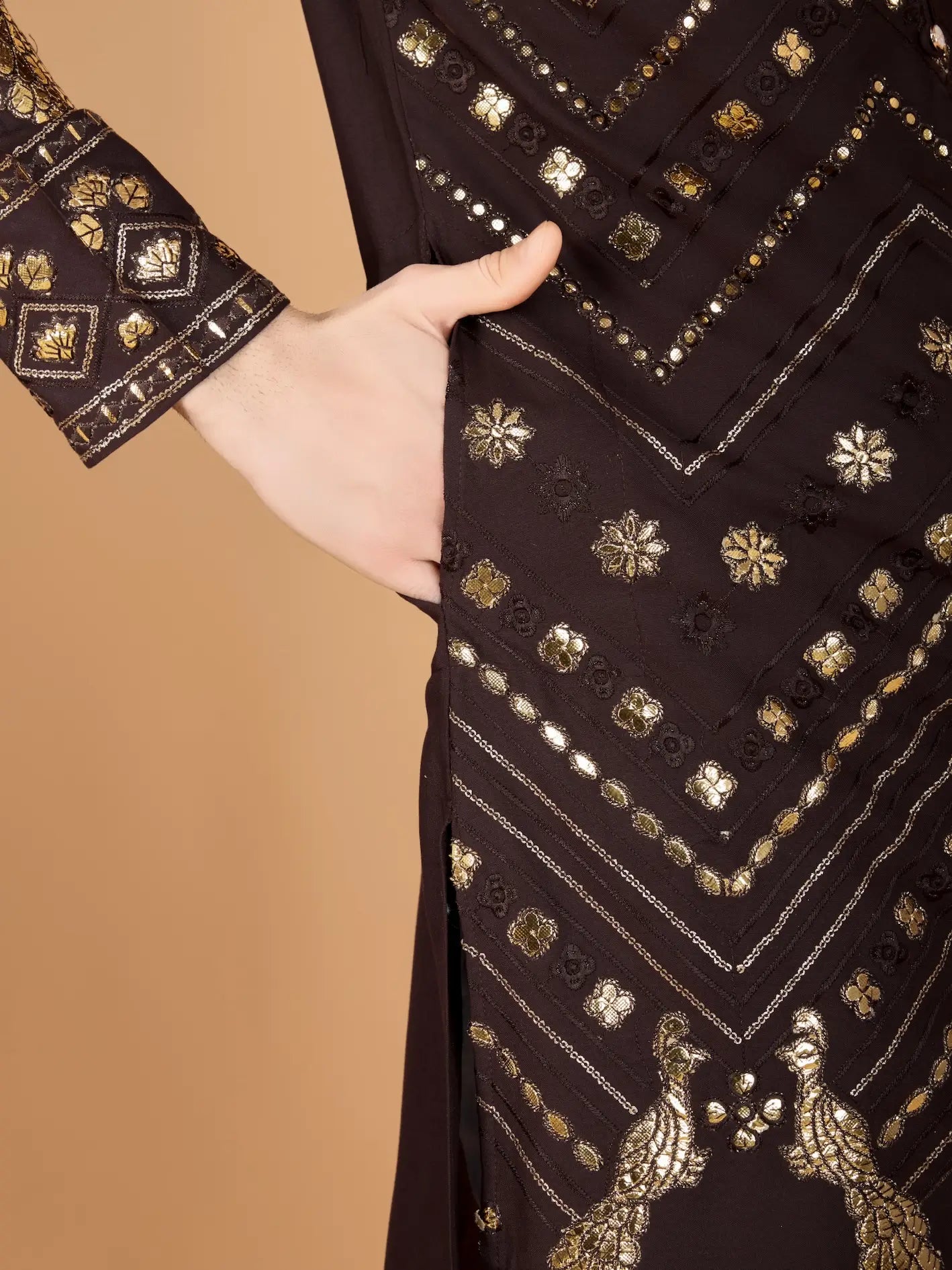 Braunes Kurta aus reinem Viskose mit Fadenstickerei und Pailletten