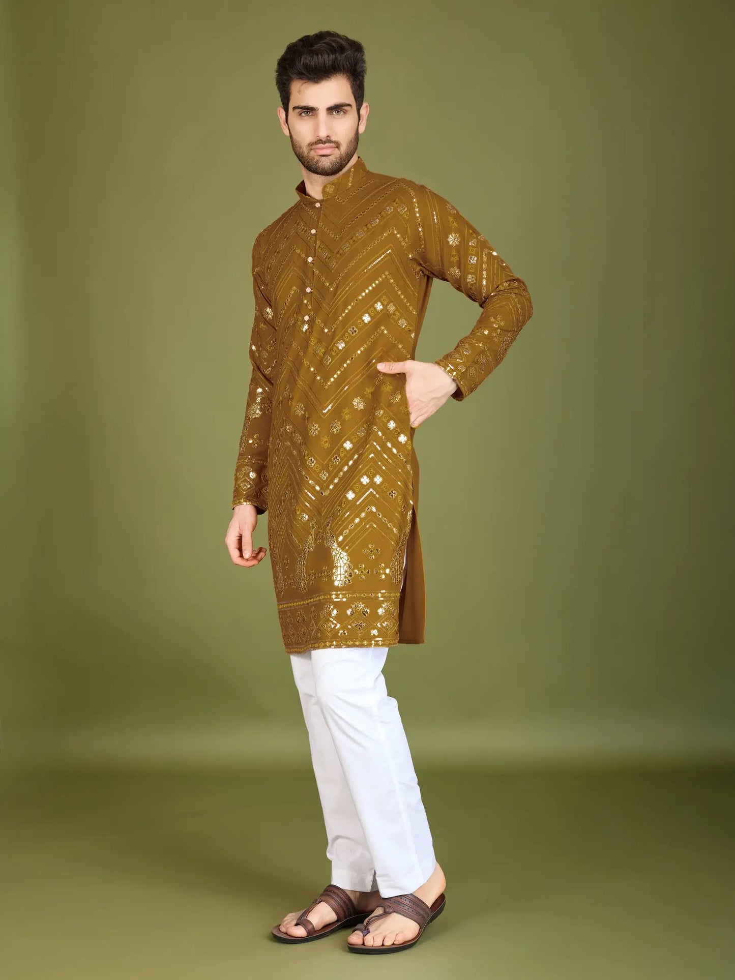 Dunkelgelbes Kurta aus reinem Viskose mit Fadenstickerei und Pailletten