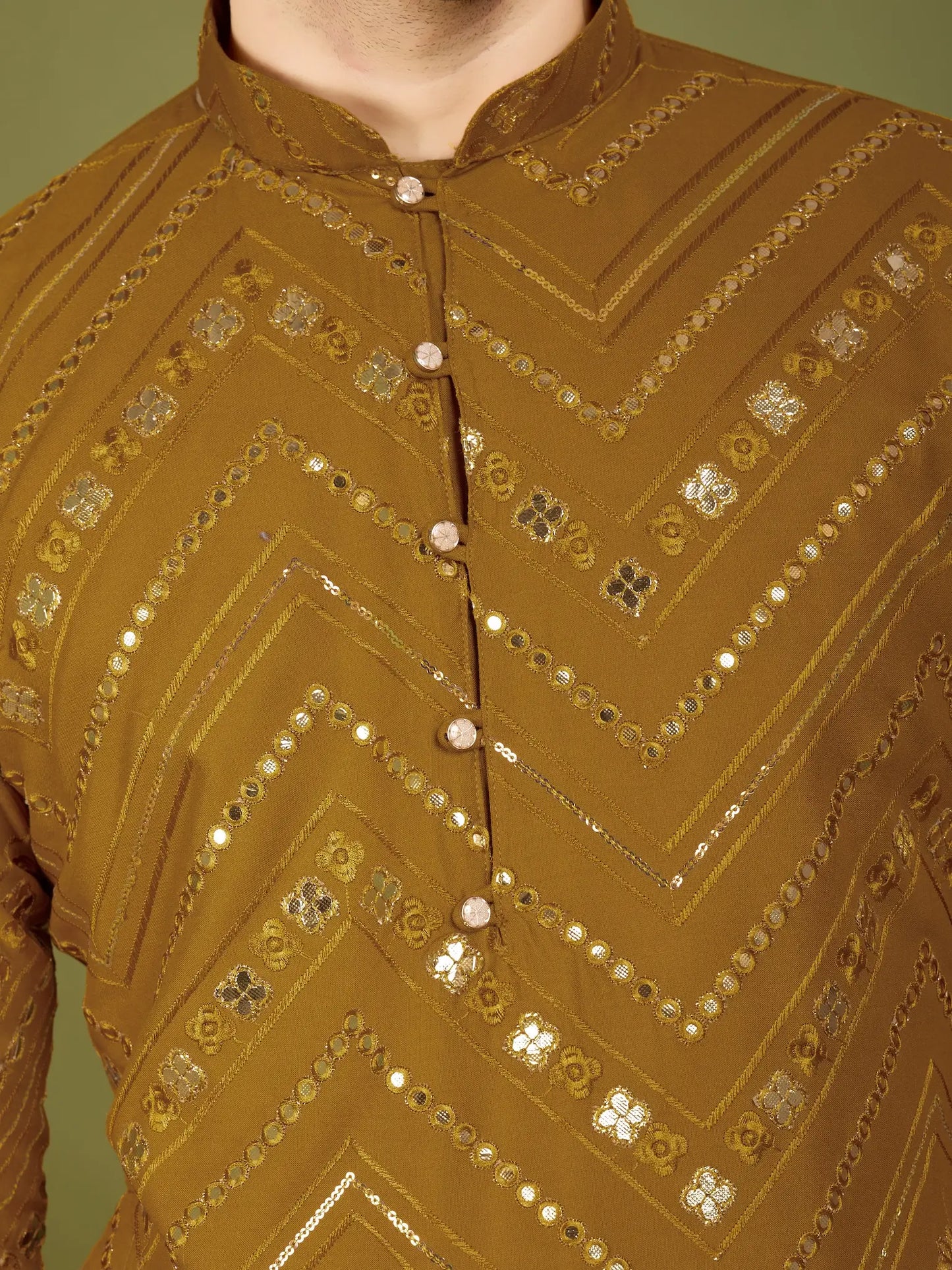 Dunkelgelbes Kurta aus reinem Viskose mit Fadenstickerei und Pailletten