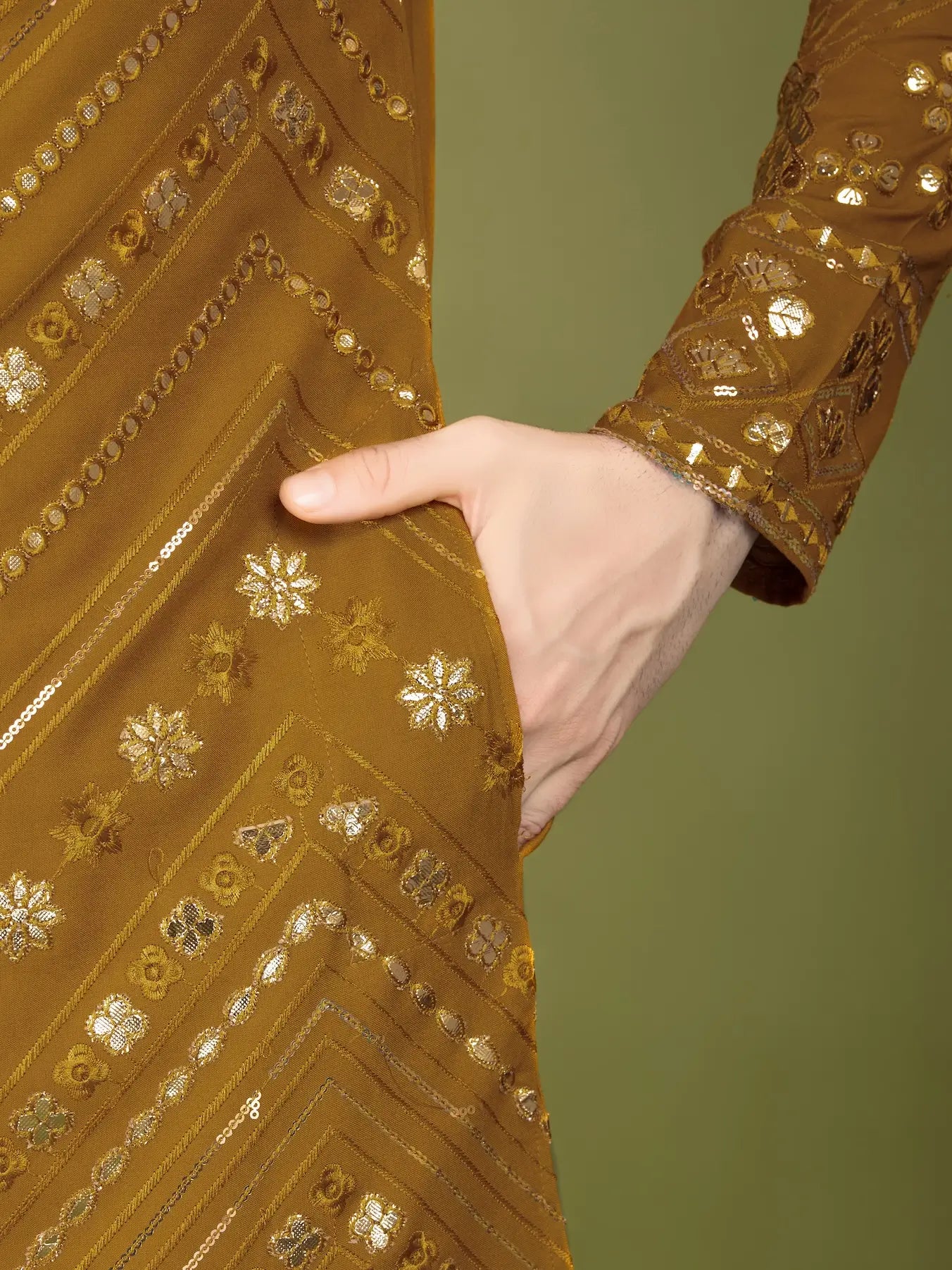 Dunkelgelbes Kurta aus reinem Viskose mit Fadenstickerei und Pailletten