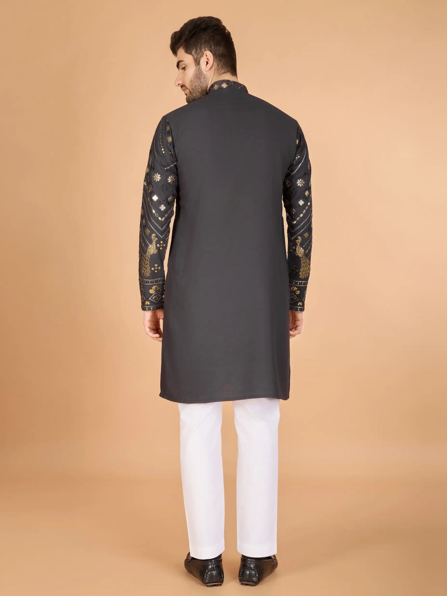 Kurta aus reiner grauer Viskose mit Fadenstickerei und Pailletten