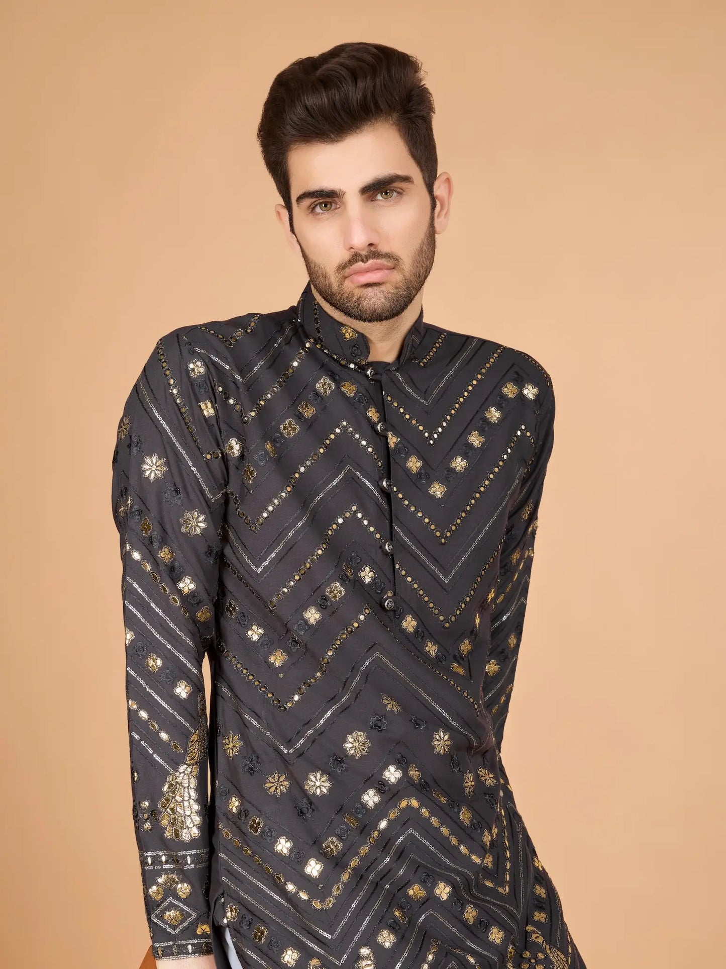 Kurta aus reiner grauer Viskose mit Fadenstickerei und Pailletten