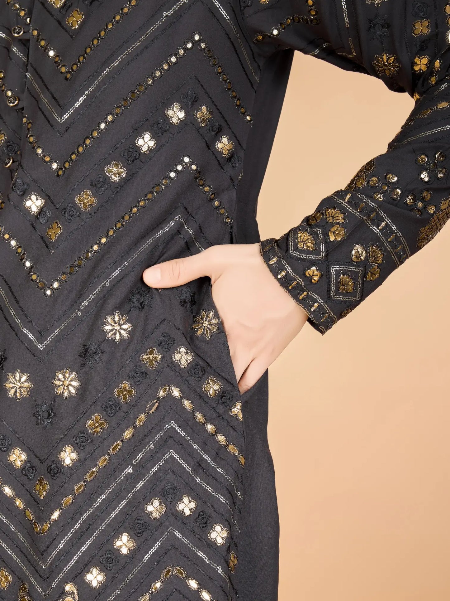 Kurta aus reiner grauer Viskose mit Fadenstickerei und Pailletten