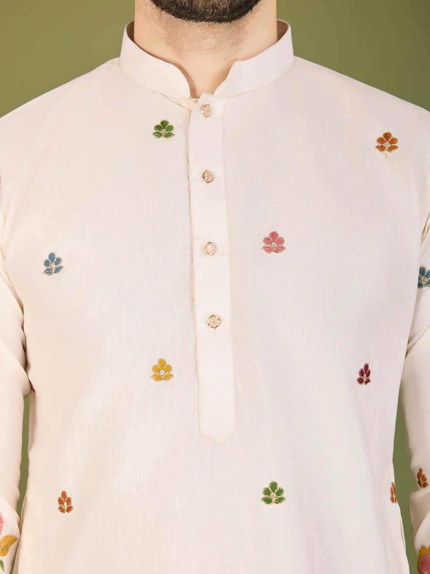 Weiße Baumwoll-Kurta mit Fadenstickerei und Pailletten