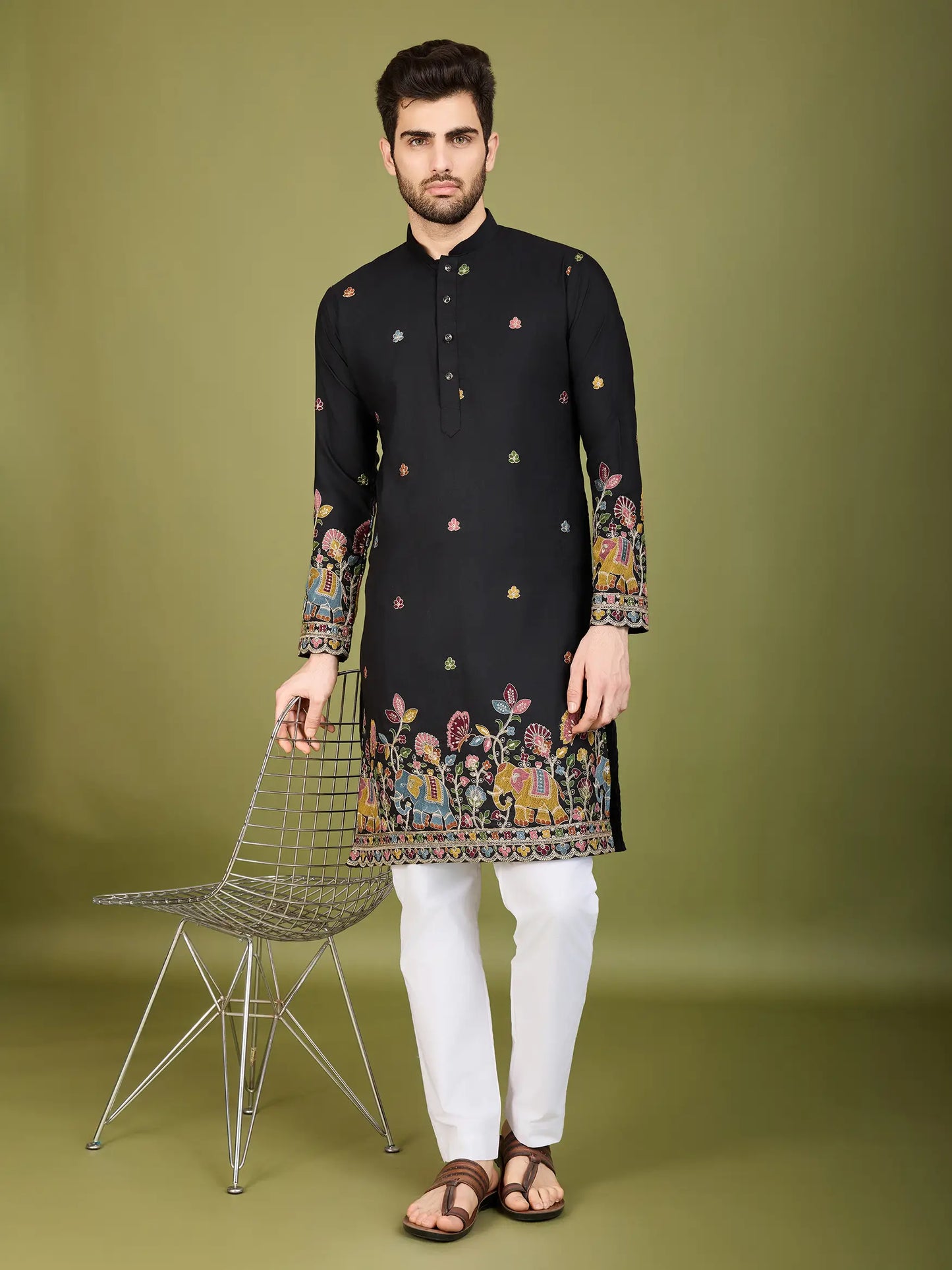 Schwarze Baumwoll-Kurta mit Fadenstickerei und Pailletten