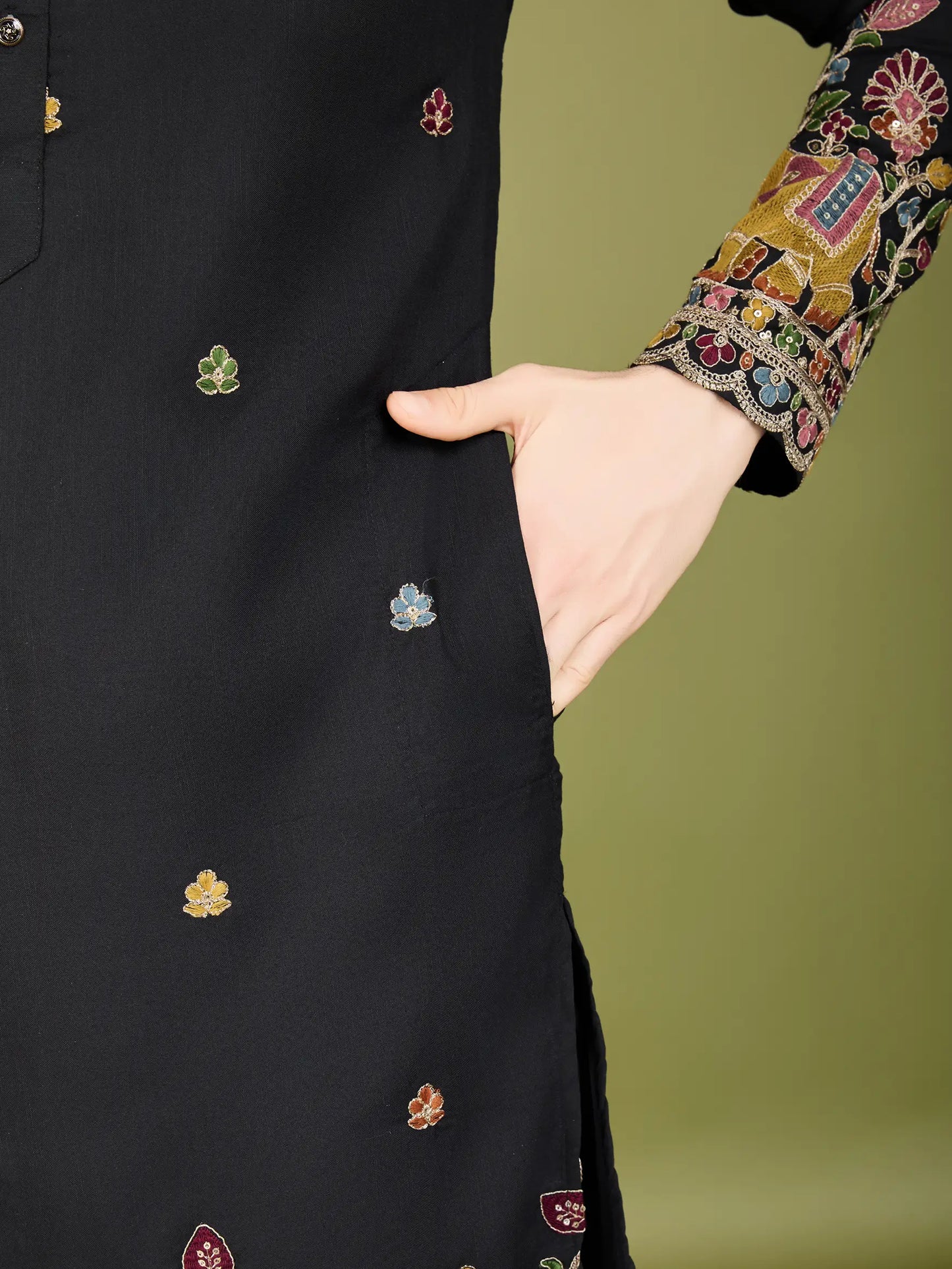 Schwarze Baumwoll-Kurta mit Fadenstickerei und Pailletten