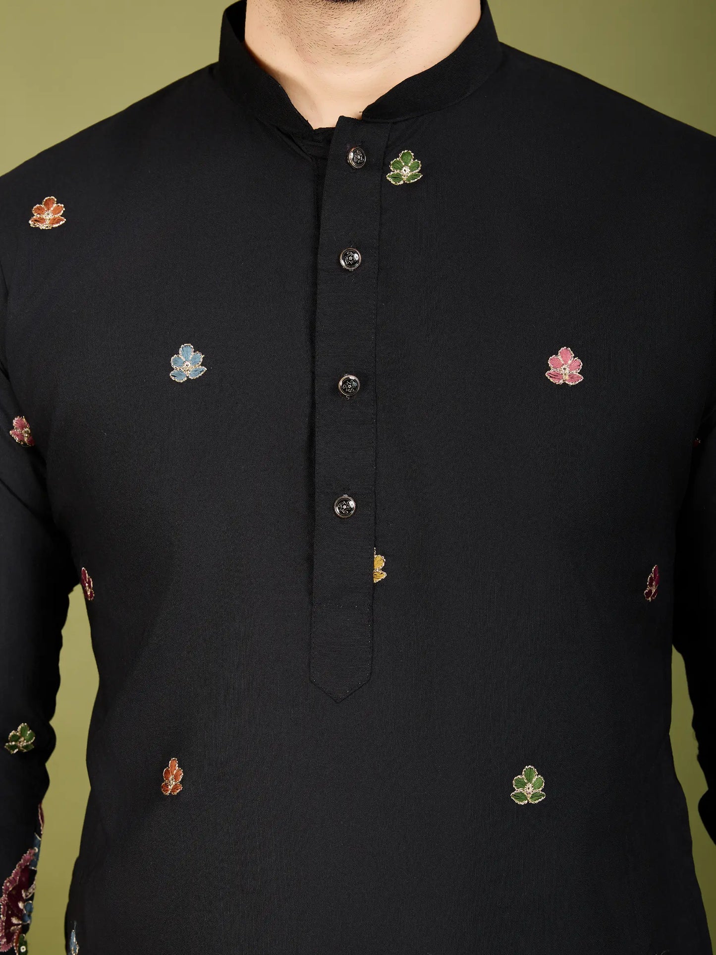 Schwarze Baumwoll-Kurta mit Fadenstickerei und Pailletten